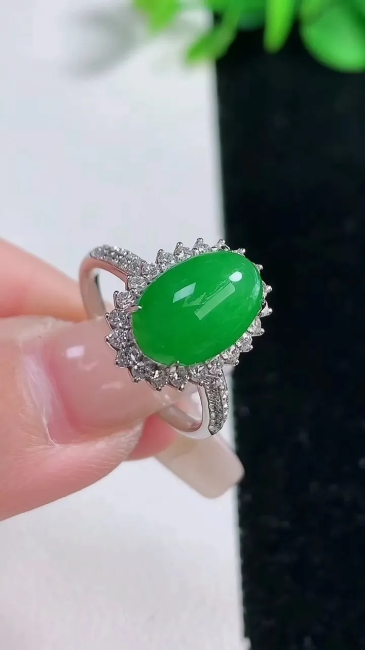 天然A货翡翠蛋面戒指，尺寸17.3-12-7.7-9.3，重量:4.02g2025年12月31日
工
