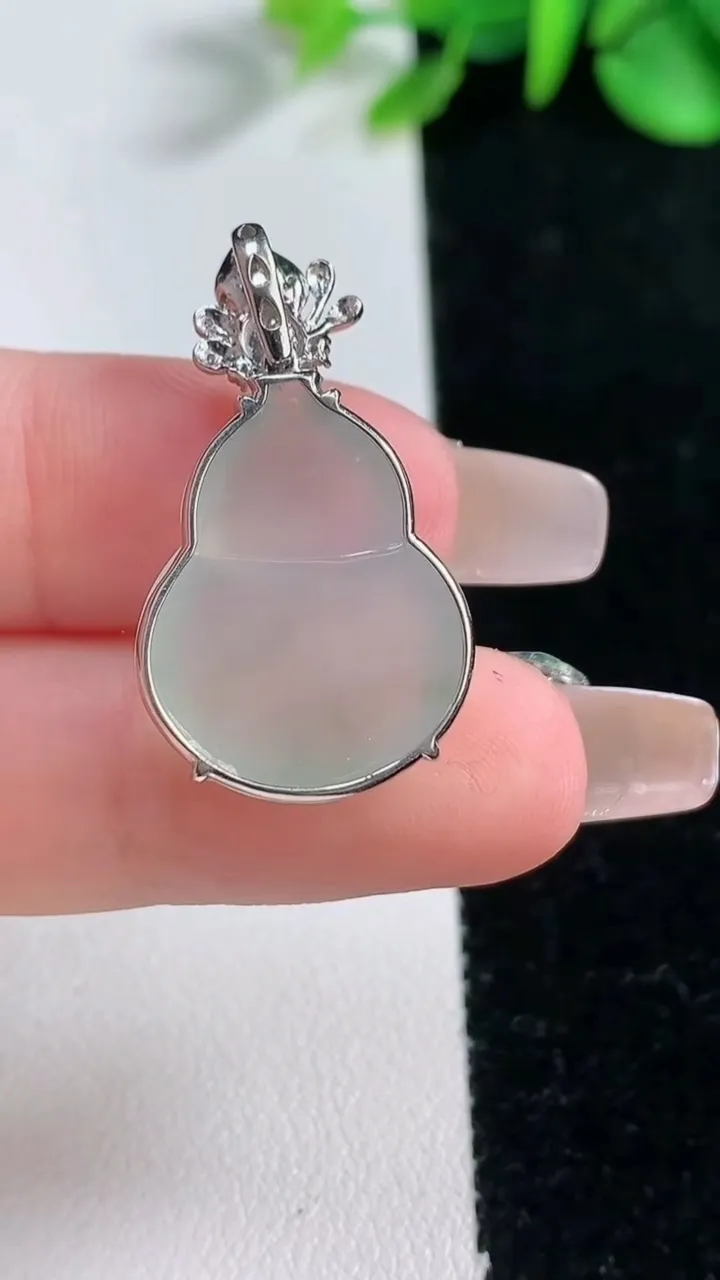 天然A货翡翠葫芦吊坠，尺寸22.2-17-6.4，重量:4.34g
12月31日