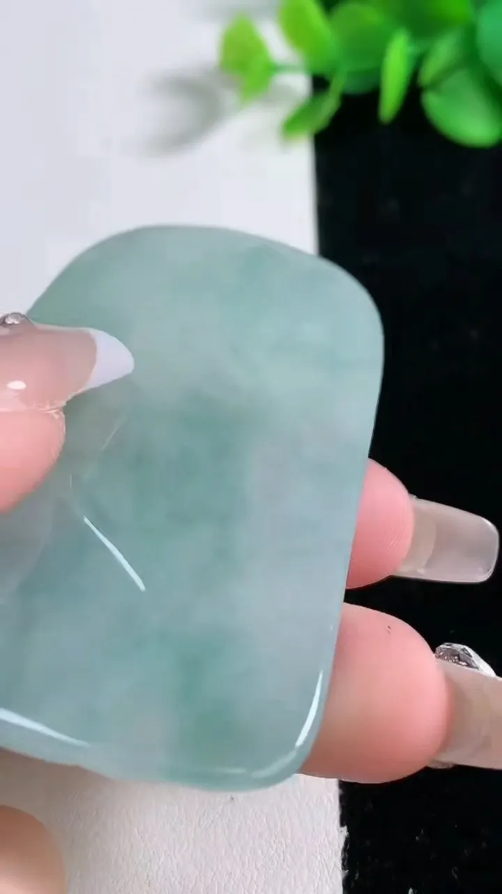 天然A货翡翠冰种飘花大势至菩萨吊坠，尺寸64.8-40-5.4，重量:32.18g
12月31日