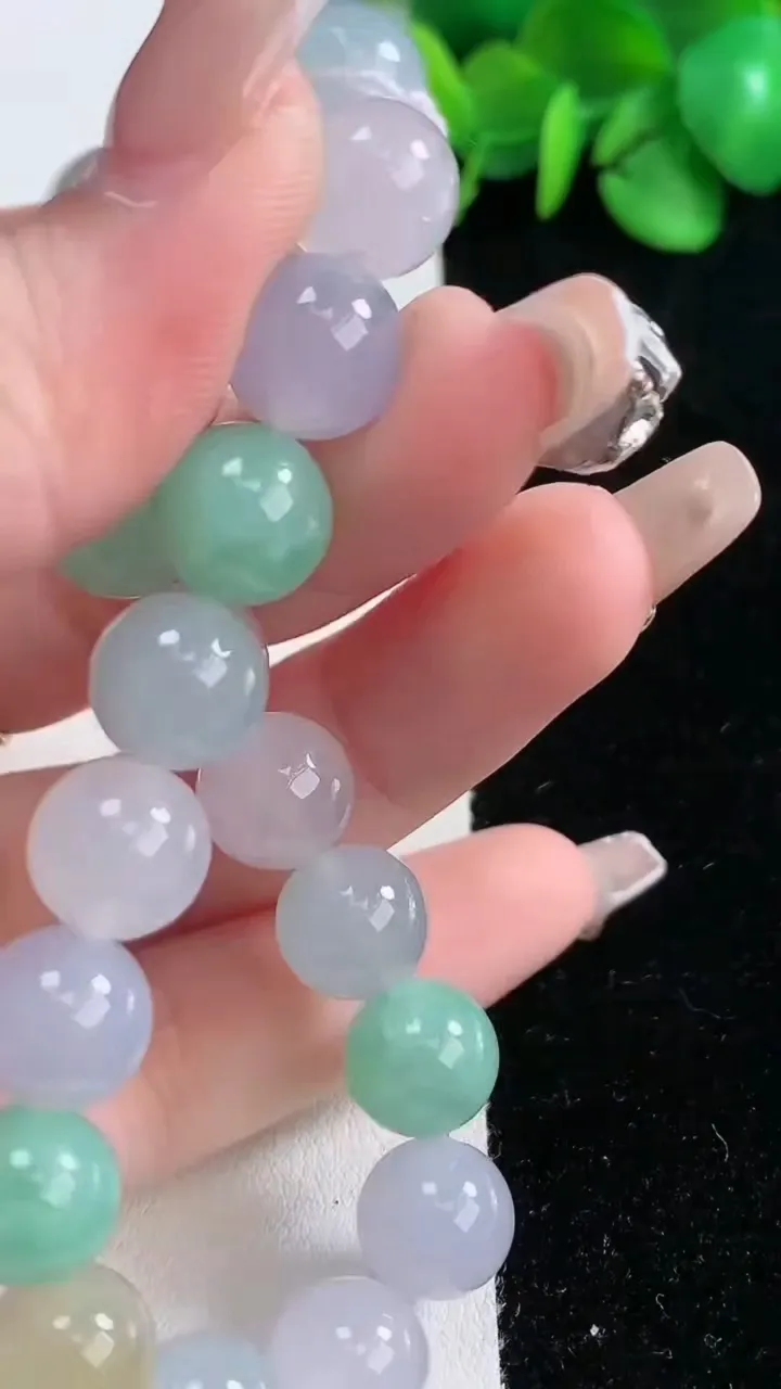 天然A货翡翠种三彩圆珠手串，尺寸10-20颗，重量:35.63g12月31日
工厂直销收藏佳品,种好水足，色泽均匀，有种有色，上手高大气！
