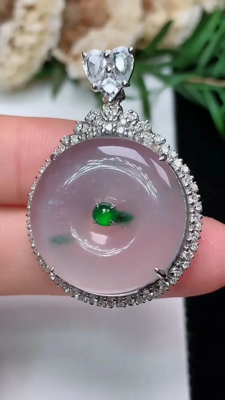 天然A货翡翠飘花平安扣吊坠，尺寸35.7-24.6-8.9，裸石21，重量:7.71g
12月31日