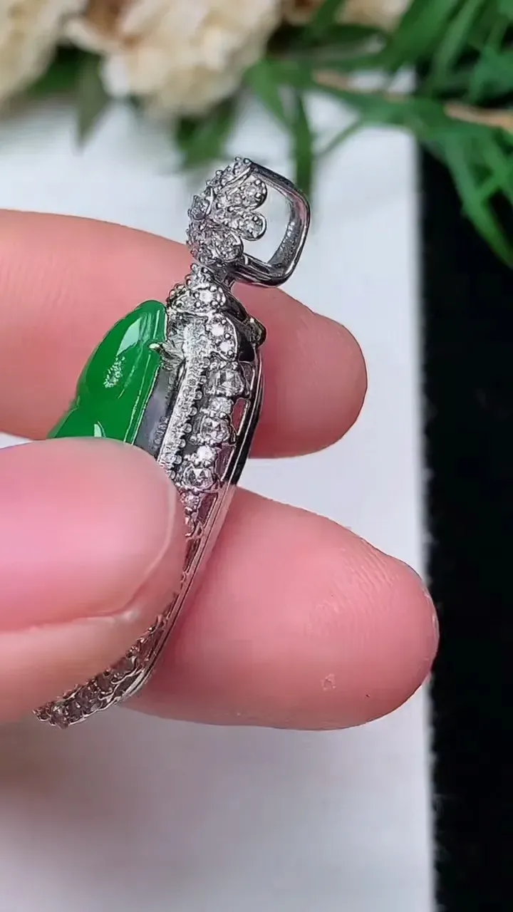 天然A货翡翠福豆吊坠，尺寸33.2-11.7-10.2，裸石21.9-7.7，重量:4.16g
12月31日