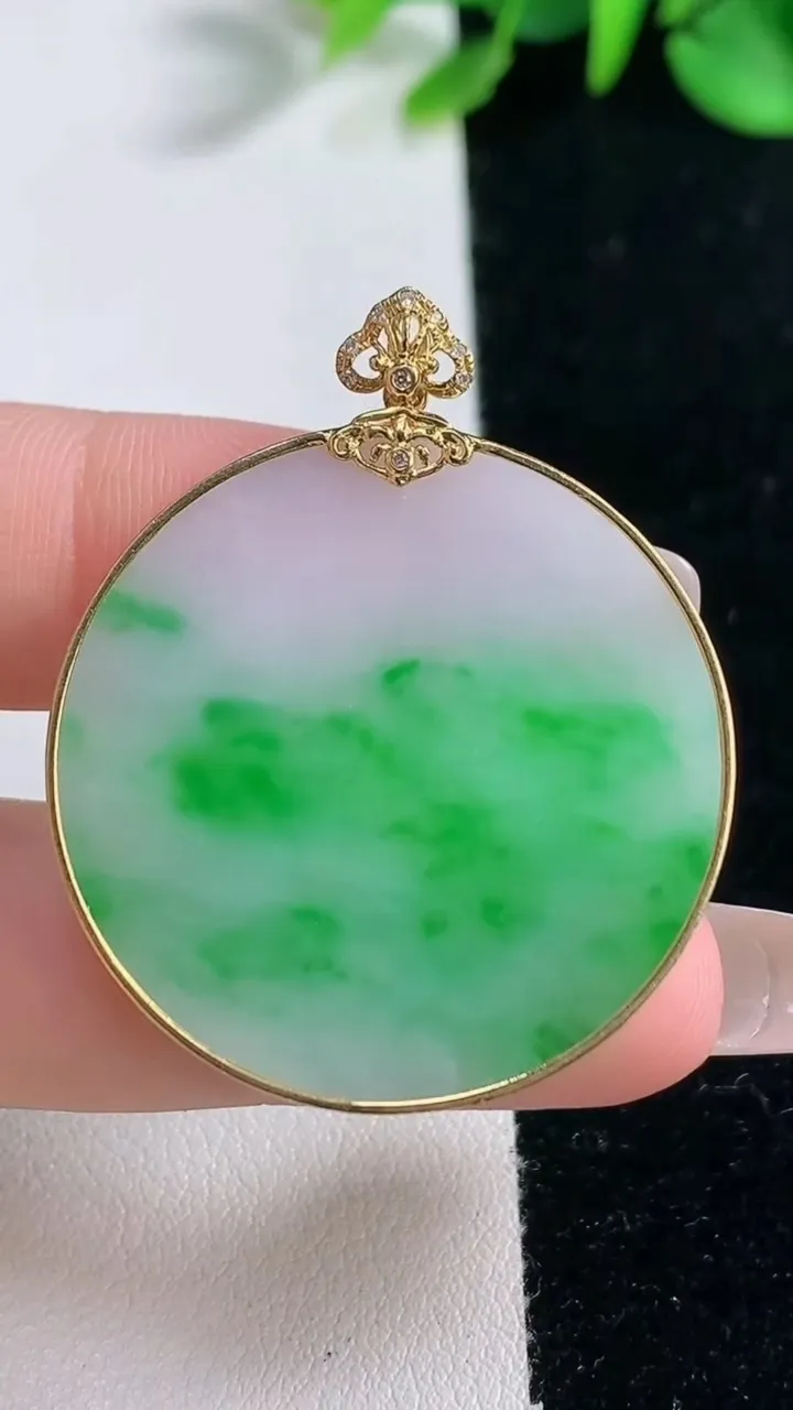 天然A货翡翠无事牌吊坠，尺寸32.4-2.8，重量:9.20g
12月31日