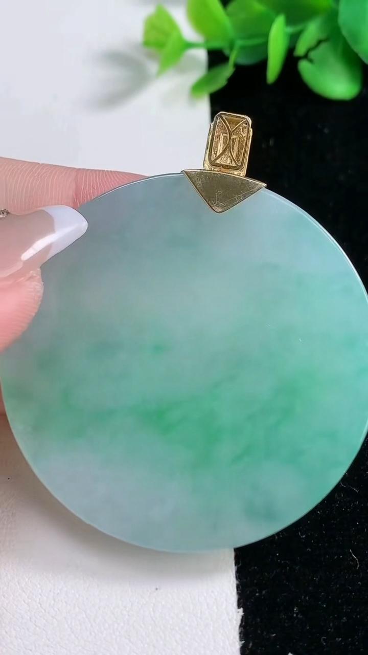 天然A货翡翠无事牌吊坠，尺寸51.5-6，重量:47.65g
12月31日