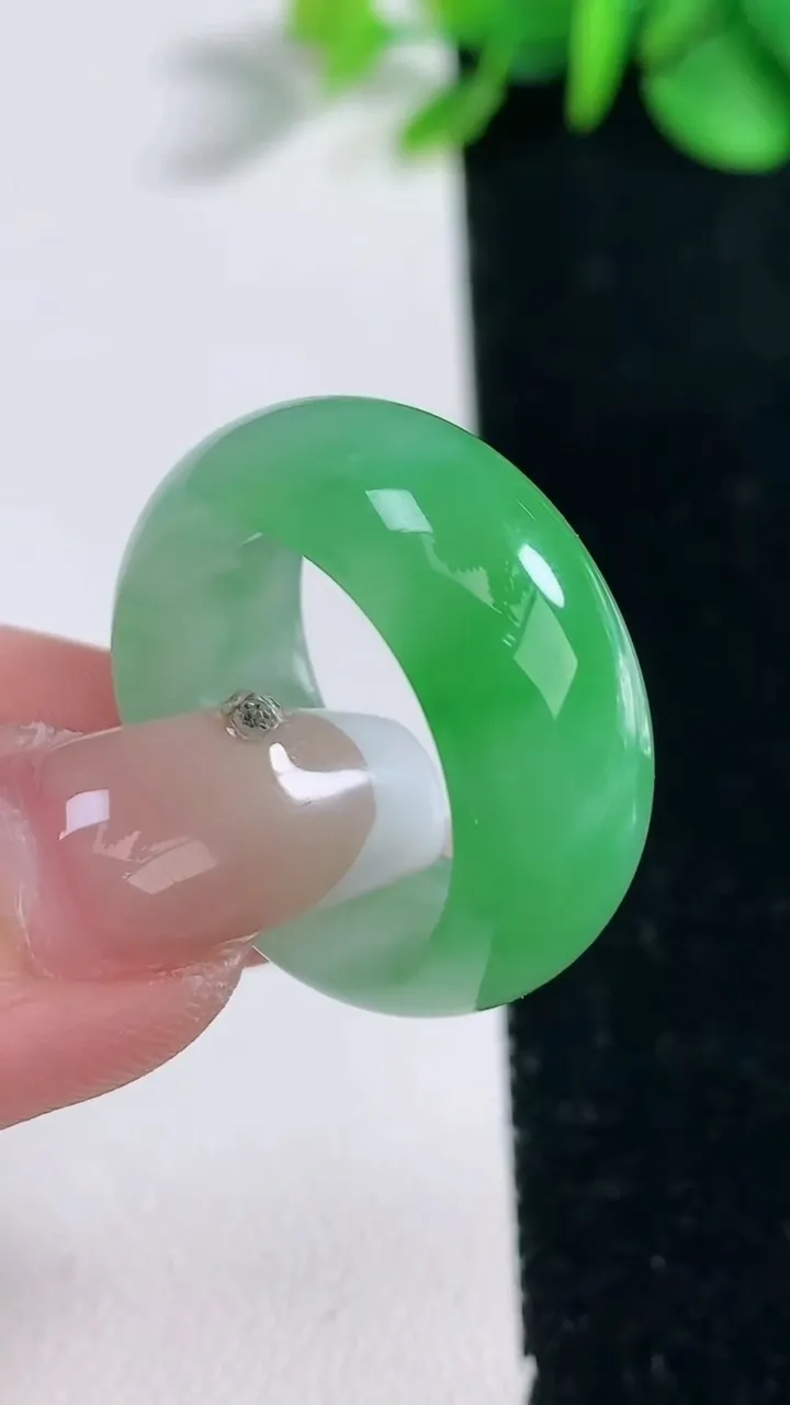 天然A货翡翠指环扳指，尺寸18.8-10-4，重量:8.71g2025年12月31日
工厂直销收藏佳品,种好水足，色泽均匀，有种有色，上手高大气！