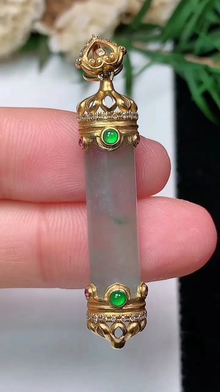 天然A货翡翠平安柱吊坠，尺寸21-6.8-4，重量:4.17g
12月31日