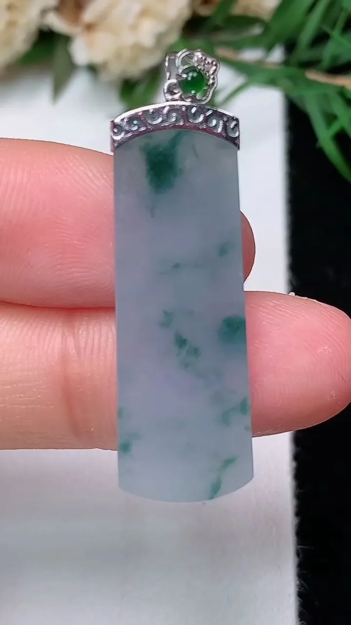 天然A货翡翠飘花无事牌吊坠，尺寸31-10.6-3.5，重量:3.97g
12月31日