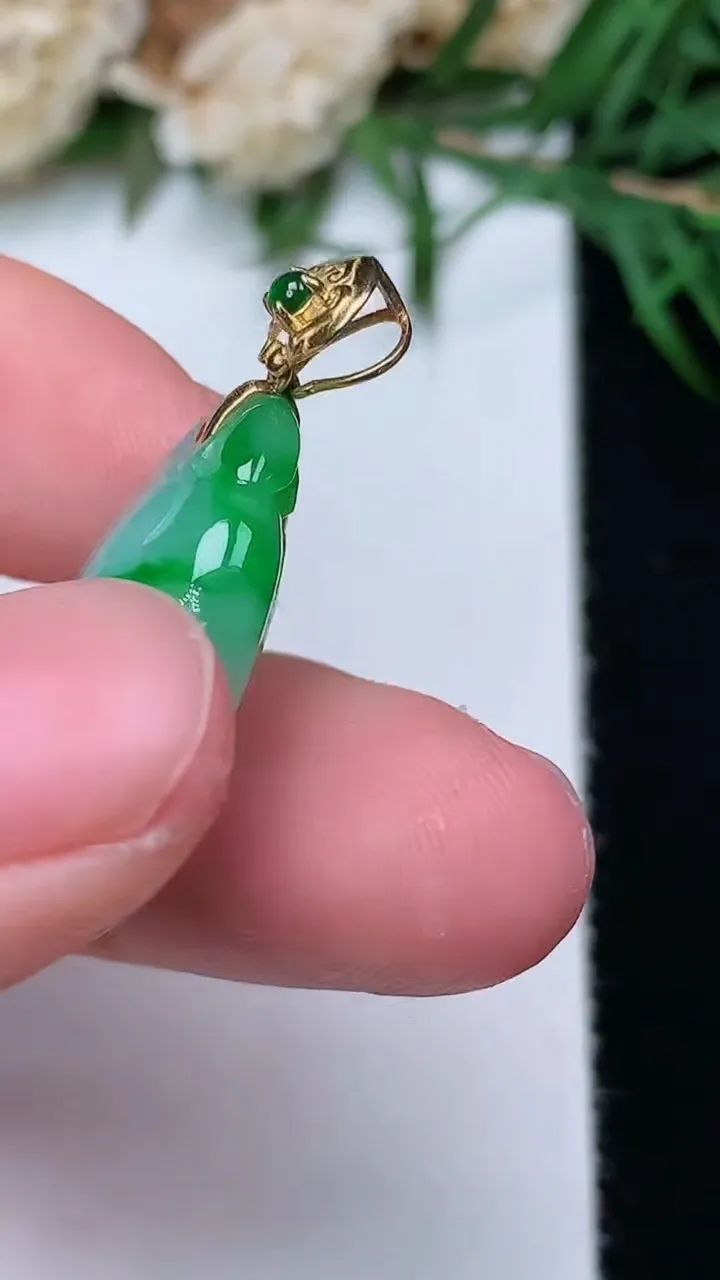 天然A货翡翠寿桃吊坠，尺寸24.3-15.2-7.5，重量:4.88g
12月31日