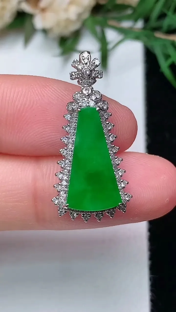 天然A货翡翠无事牌吊坠，尺寸27-12.6-7.6，裸石15.5-8，重量:2.62g
12月31日