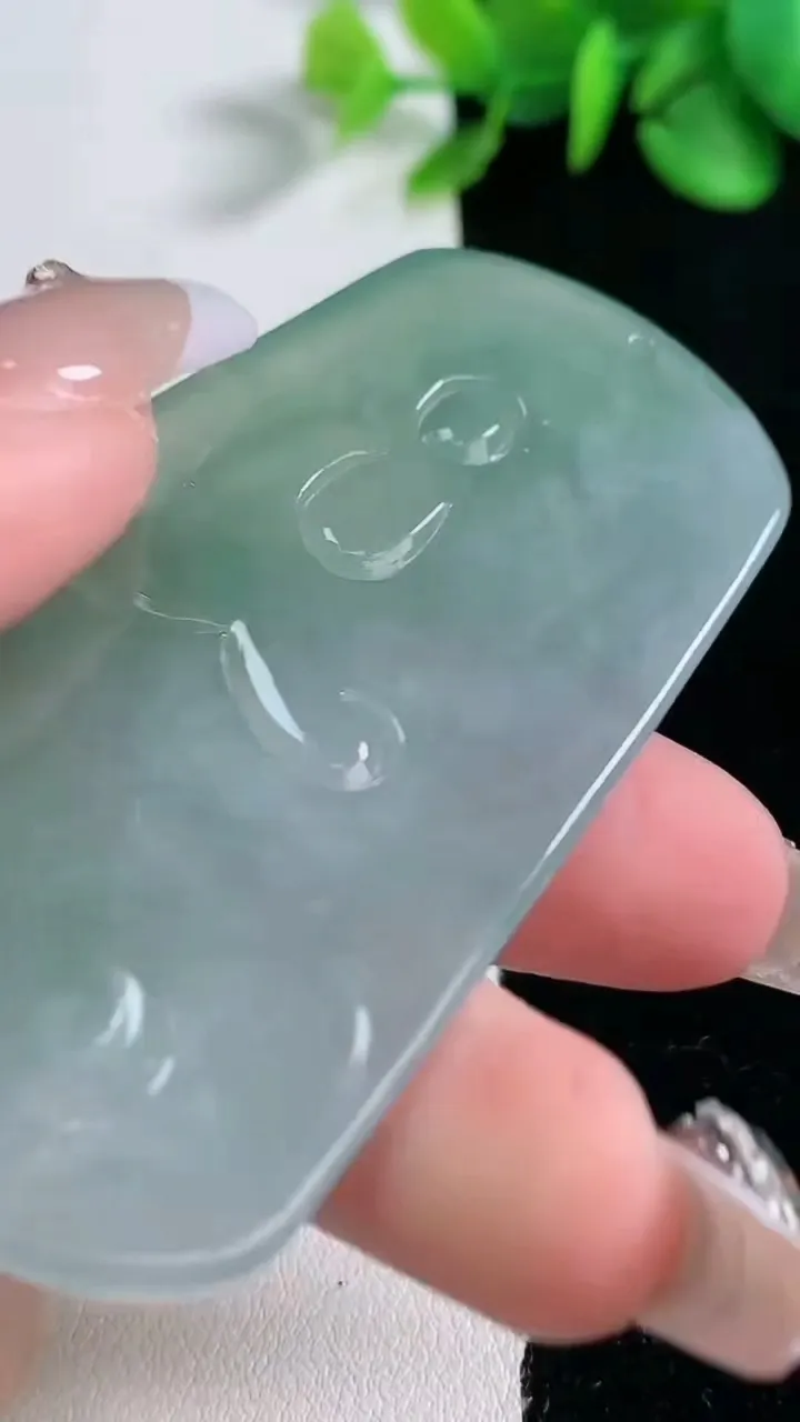 天然A货翡翠文殊菩萨吊坠，尺寸68.2-37.8-5，重量:30.69g
12月31日