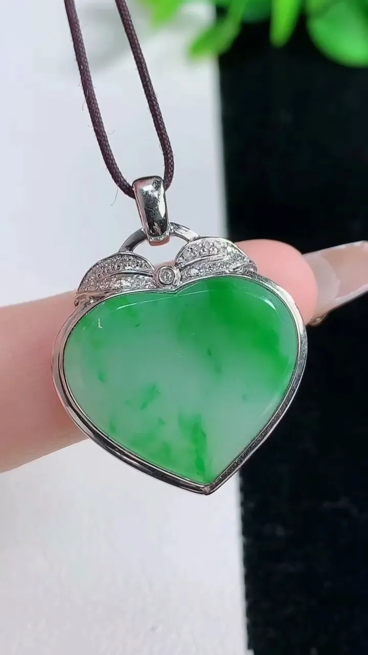 天然A货翡翠爱心吊坠，尺寸28-22.2-4.3，裸石17.7-20重量:4.15g
12月31日