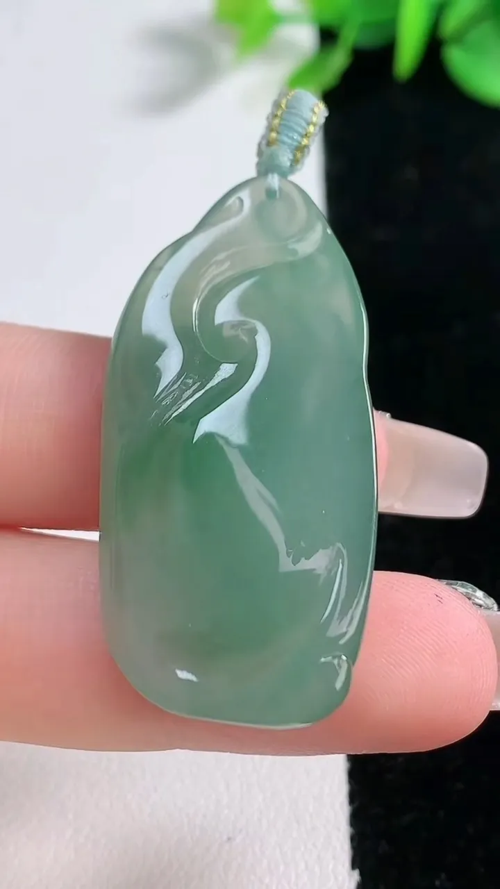 天然A货翡翠悟道吊坠，尺寸41.8-20.6-8.2，重量:11.02g
12月31日