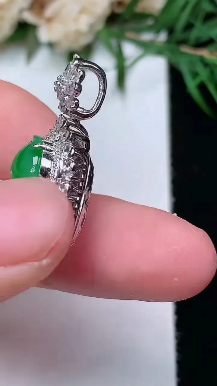 天然A货翡翠葫芦吊坠，尺寸27.7-14.8-10.5，裸石12.9-10，重量:3.89g
12月31日