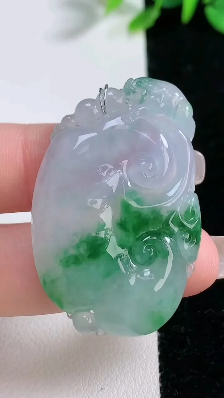 天然A货翡翠如意吊坠，尺寸42.2-27.8-5.3，重量:13.54g
12月31日