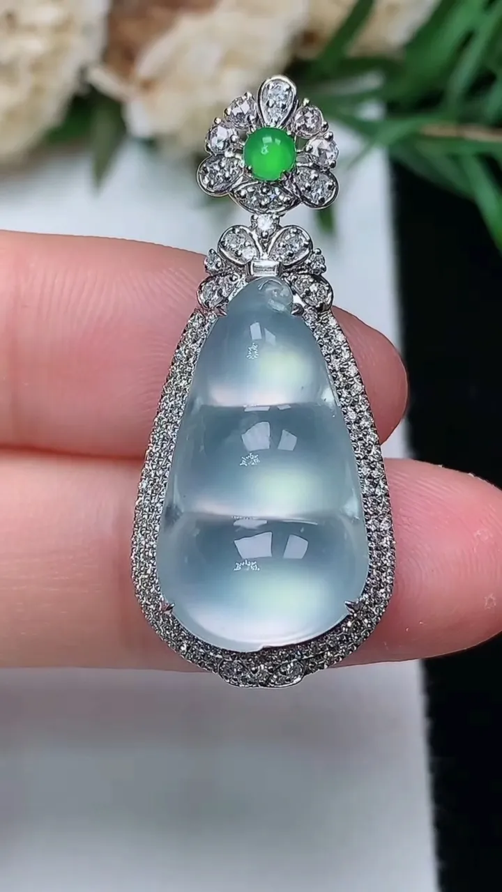 天然A货翡翠白冰福豆吊坠，尺寸34.4-15-9，裸石20.6-11.5，重量:4.01g
12月31日，重量:4.01g