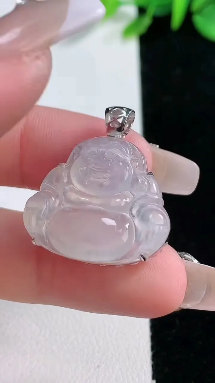 天然A货翡翠种白冰佛公吊坠，尺寸21-24-6.3，重量:4.04g
12月31日