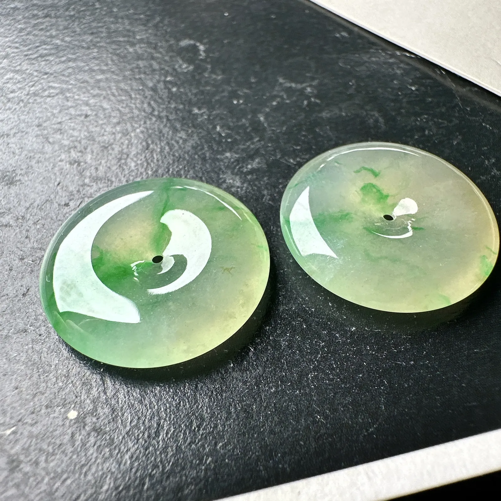 【冰种黄加绿平安扣一对】质地细腻，难得的冰润度，难得的好颜色，韵味十足，古色古香