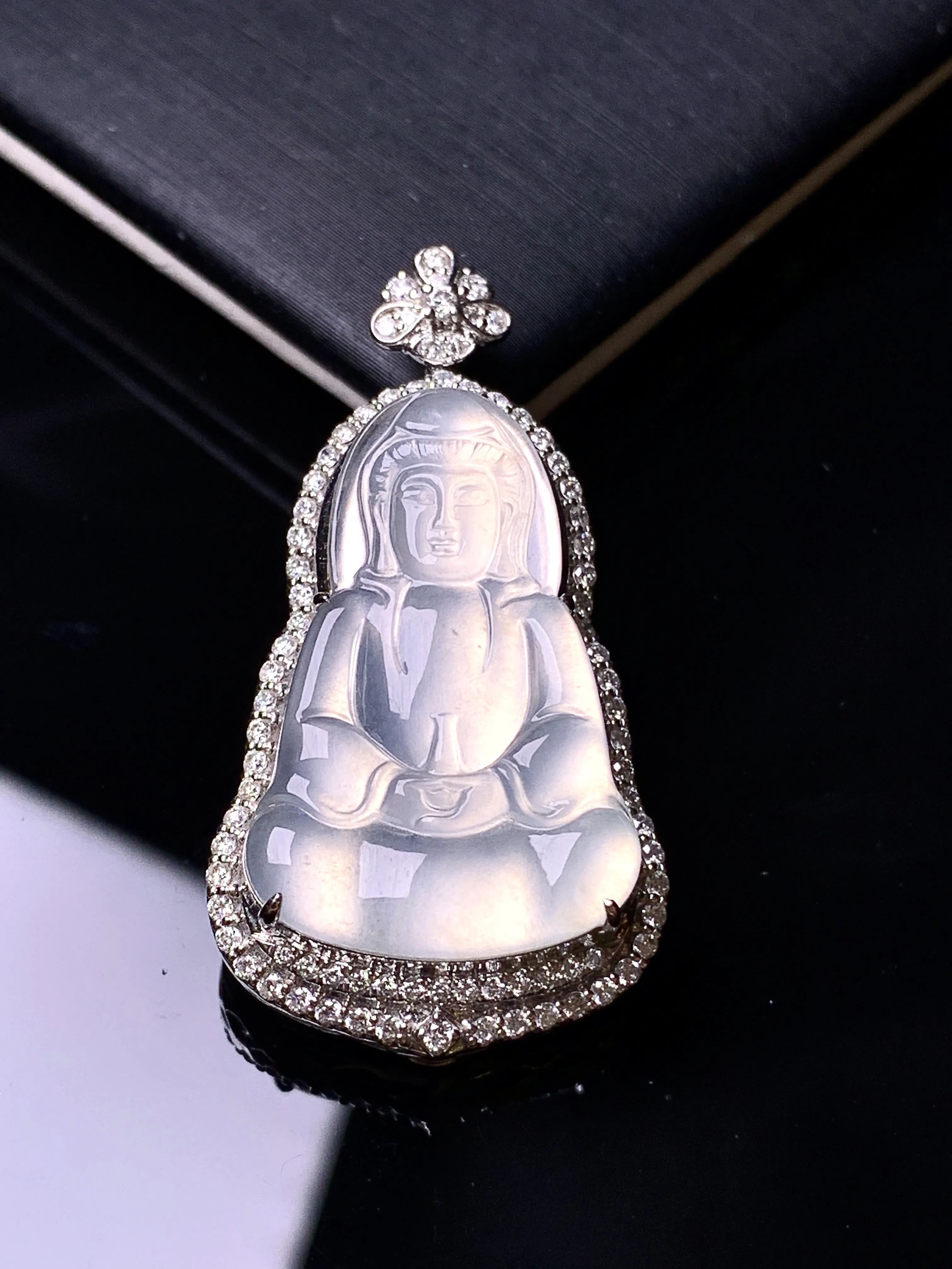 18k金钻镶嵌冰种观音菩萨吊坠 玉质细腻 色泽清新艳丽 整体尺寸38.2*20*9.8