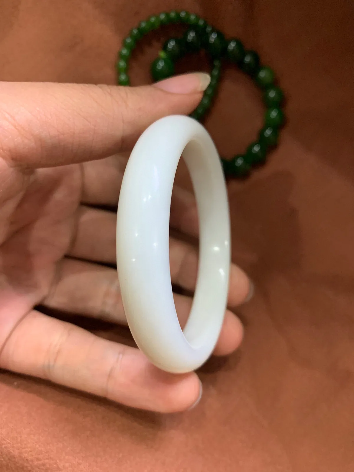和田玉55圈口白玉暖白色手镯。脂粉好油性足。手推出油。玉质细腻油润 无裂无杂