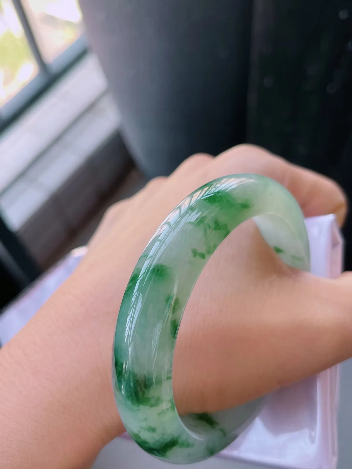 【翡翠名称】老种冰飘花55正圈口翡翠手镯
【翡翠尺寸】55-12.3-9.5mm适合54-56正圈口佩戴
【翡翠描述】缅甸天然翡翠A货，种老水足，玉质细腻，色泽靓丽，性价比高，佩戴效果好！