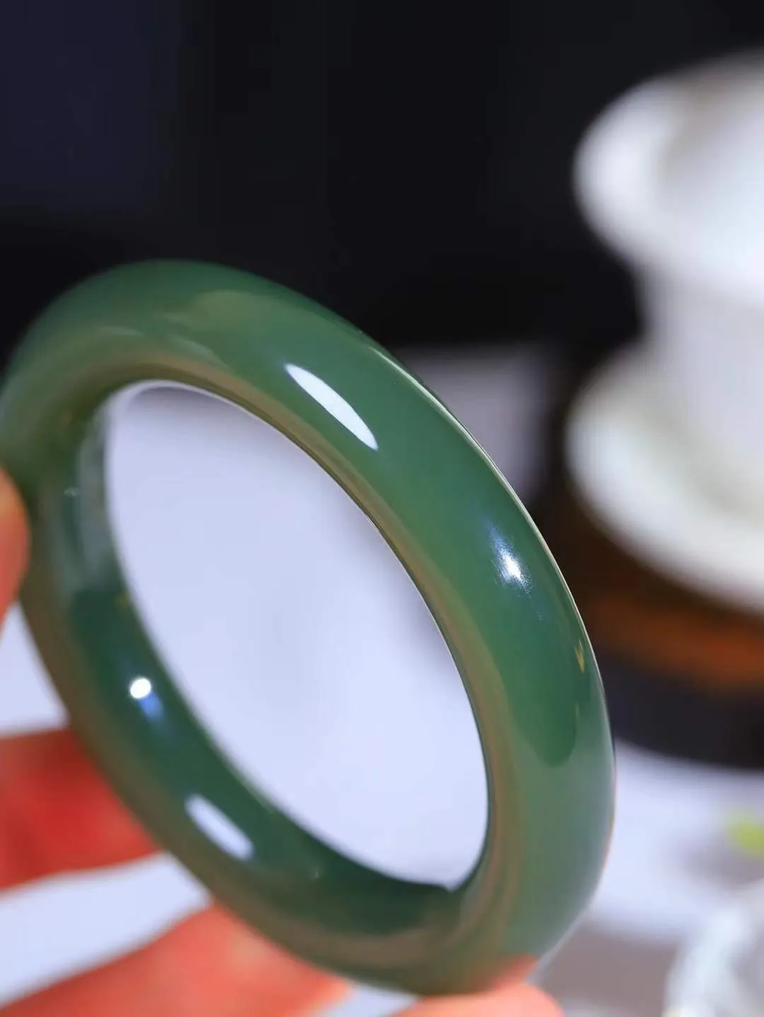 【温润如心.镯】

收藏级️和田玉碧玉圆条手镯，精选上等碧玉料，色泽清透，质地细腻。佩戴它，感受千年玉文化的温润与优雅，愿它为您带来平安与幸福。重74.2克  尺寸56-12-12mm 891103000L