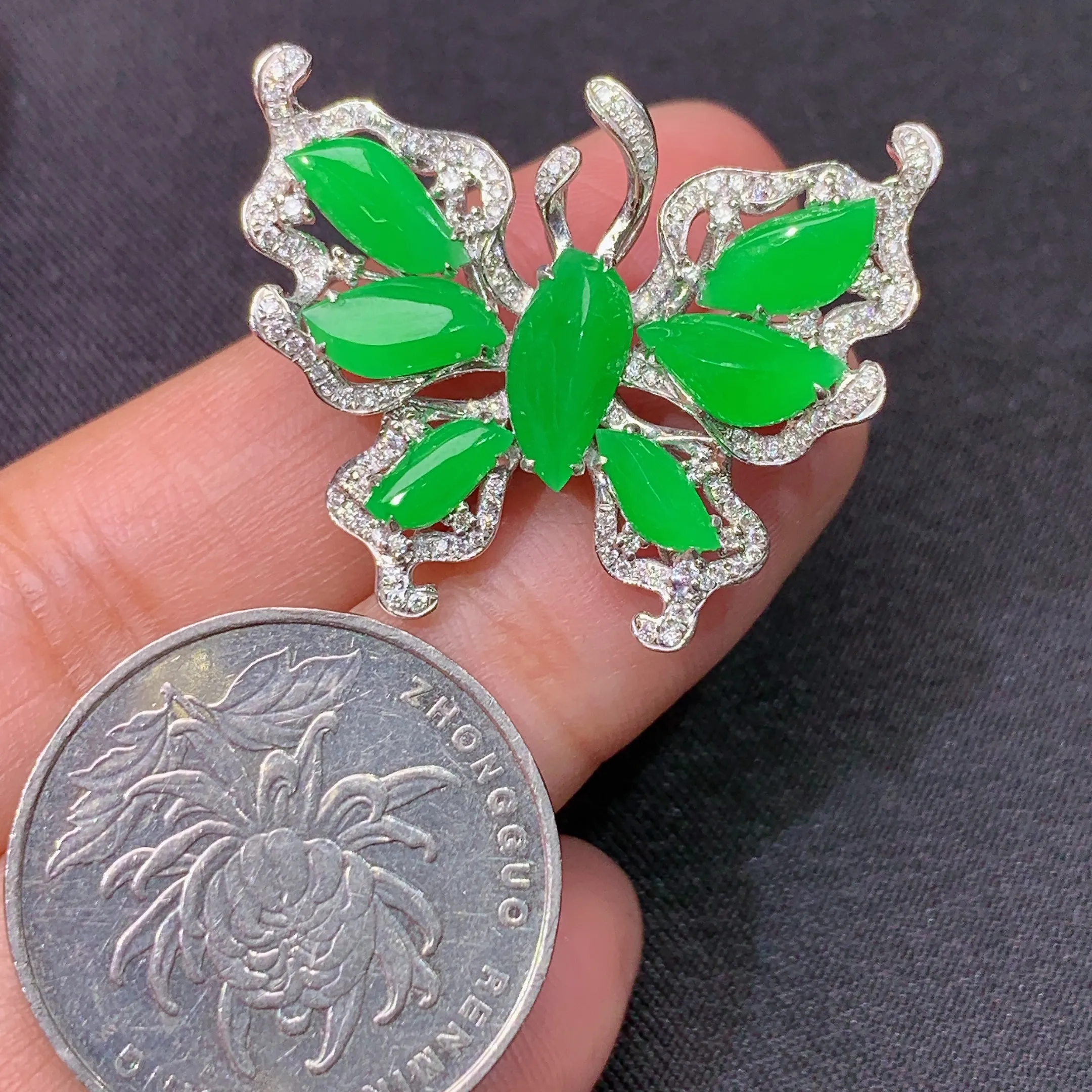 冰阳绿随形蝴蝶胸针，吊坠两用款，18k金镶嵌，款式新颖，冰润色阳，种水足，整体尺寸25.2*31*8.7