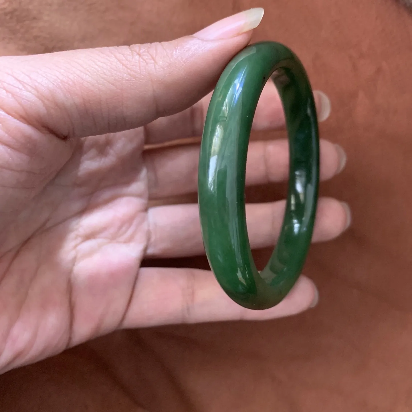 59.5圈口和田玉碧玉菠菜绿手镯【挽间柔情】，和田玉59.5圈口菠菜绿手镯，镯型古朴典雅。在诗情画意的雨巷相遇，你是我腕间的一抹风情，有你眸有深情.清风荡漾湖间静水，我愿俯身低眉，在烟波涟漪处寻。