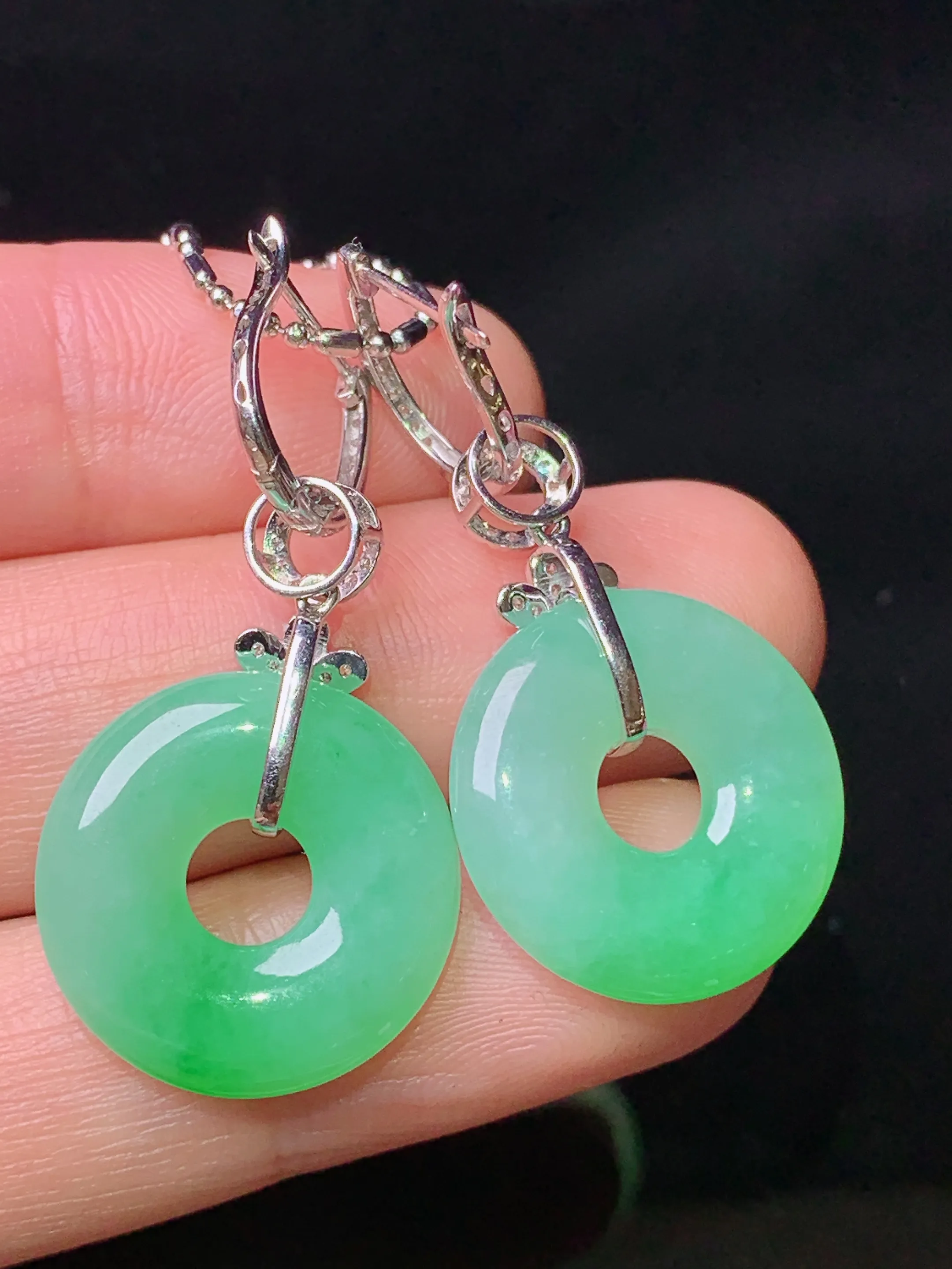 18k金钻镶嵌翠绿平安环耳坠 玉质细腻 色泽清新艳丽 整体尺寸34.5*17.5*4