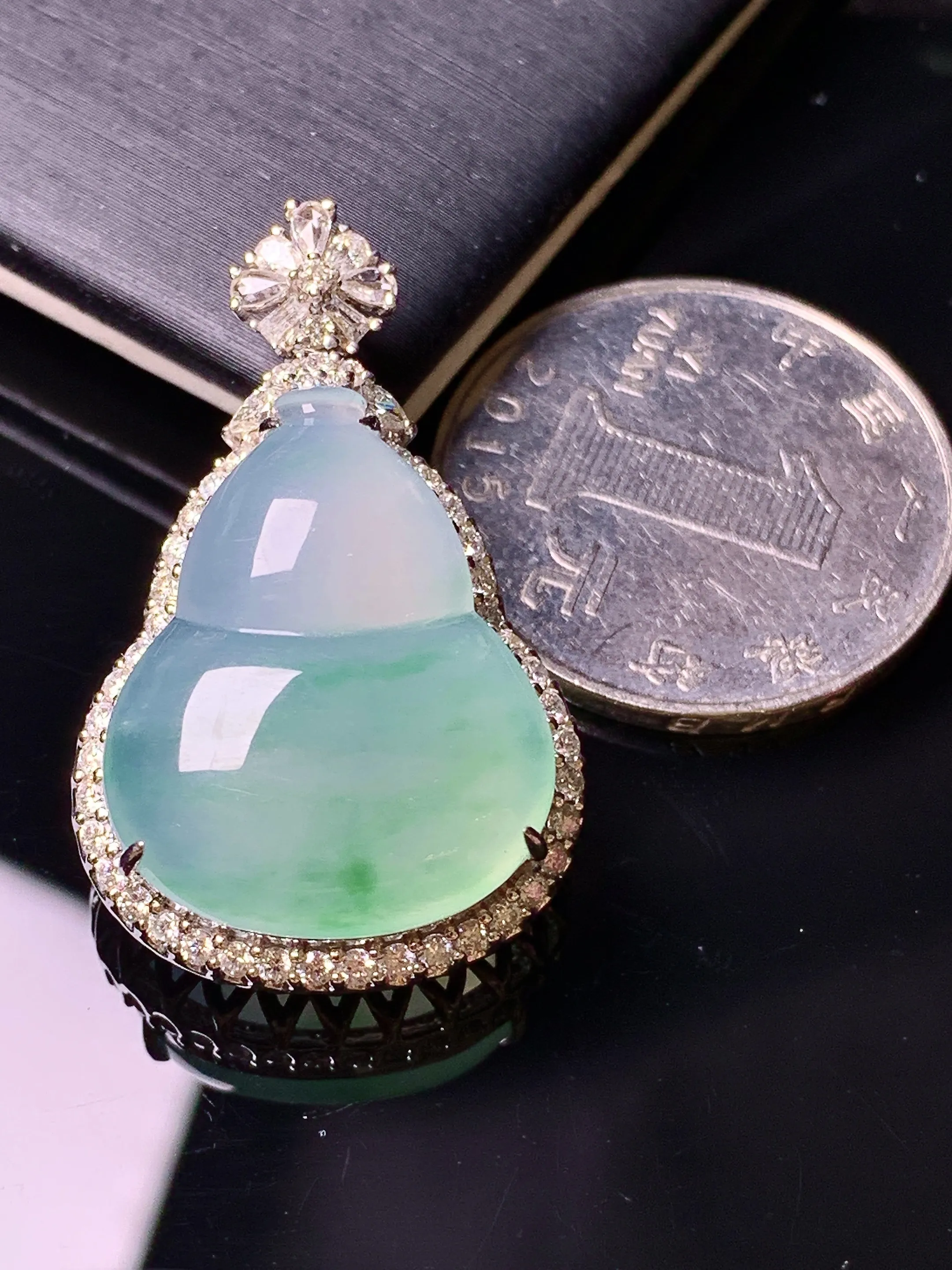 18k金钻镶嵌冰种葫芦吊坠 玉质细腻 色泽清新艳丽 整体尺寸33.6*21.3*11.6