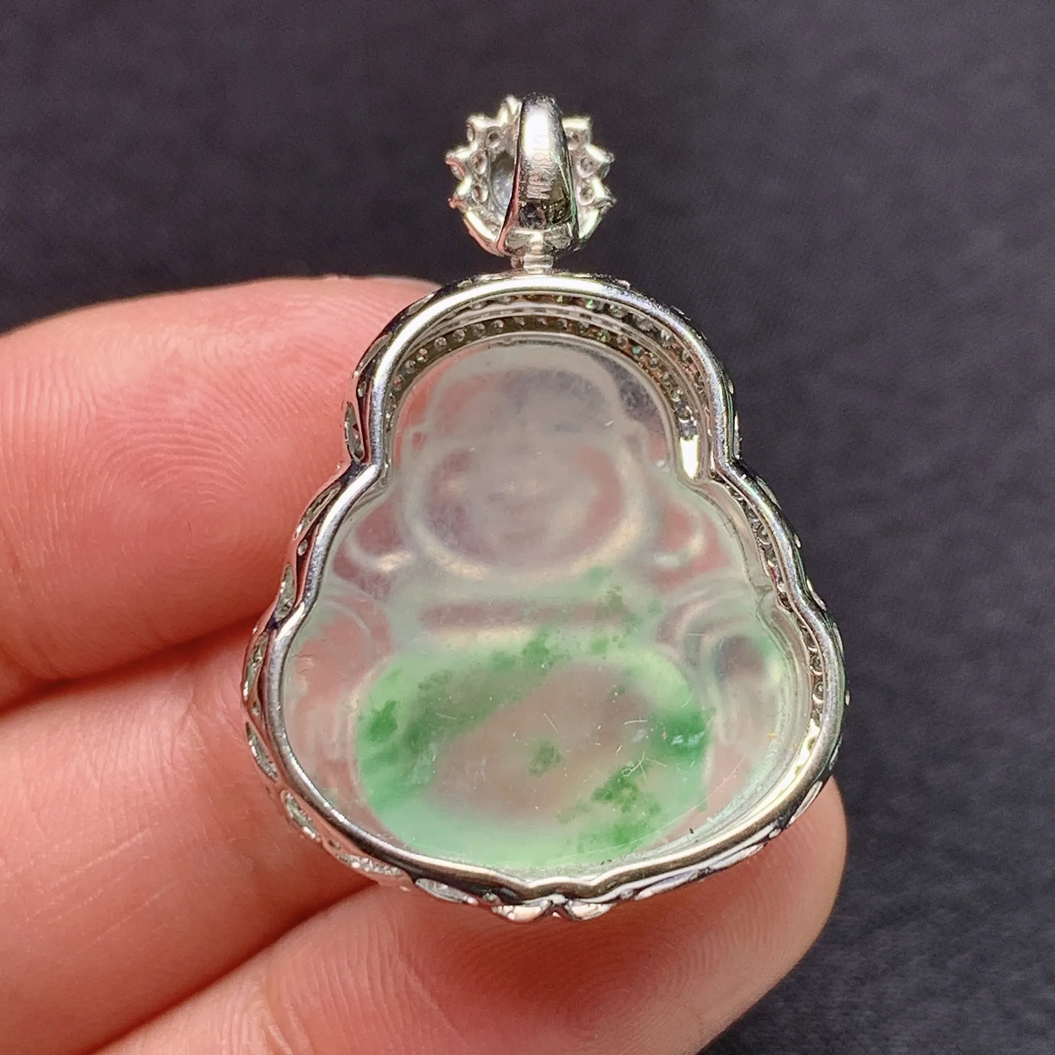 冰飘绿笑佛吊坠，18k金镶嵌，冰润色阳，品相好，种水足，整体尺寸31.1*22.4*11.6