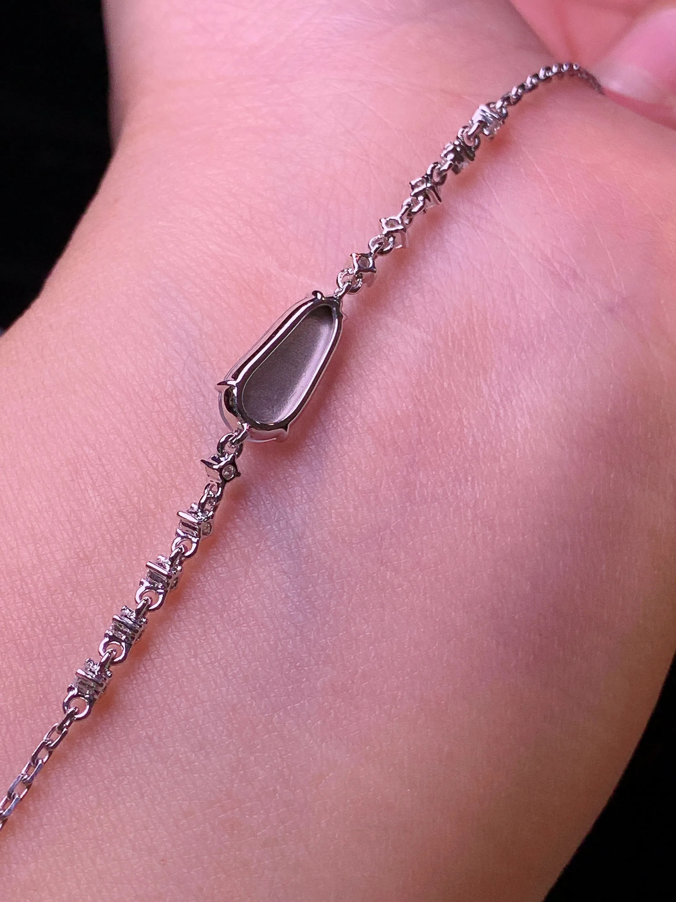 18k金钻镶嵌冰种四季豆手链 玉质细腻 色泽清新艳丽 裸石尺寸12*5.5*3