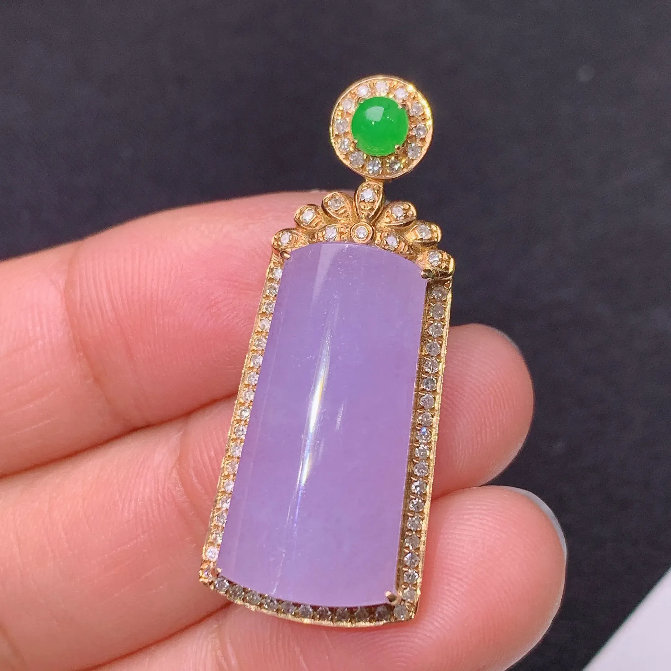 冰紫罗兰无事牌吊坠，18k金镶嵌，温润细腻，颜色鲜艳 整体尺寸35.3*14.1*7