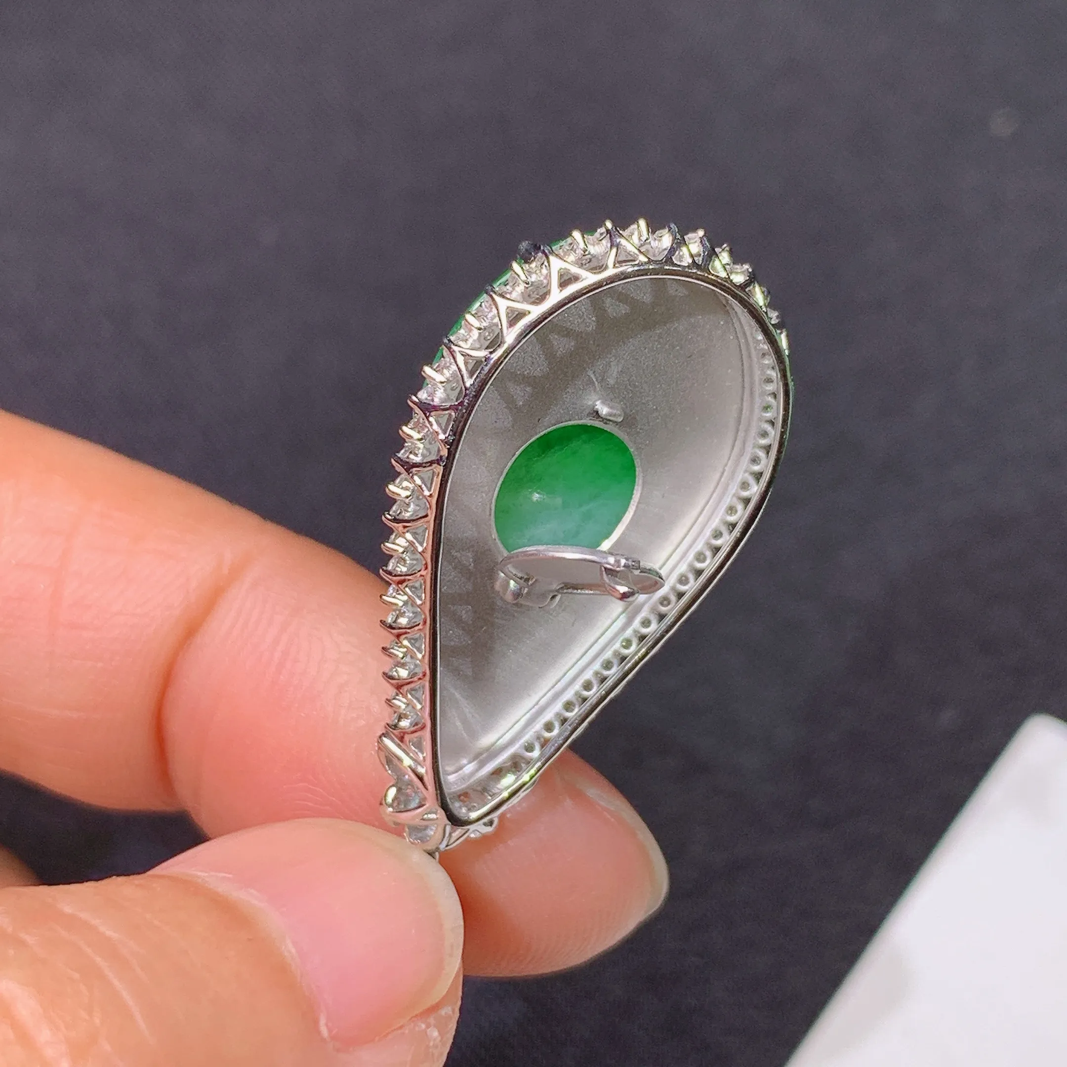 冰阳绿水滴吊坠，18k金镶嵌，色泽鲜阳，冰润细腻，种水足，整体尺寸36.6*16.3*6.5