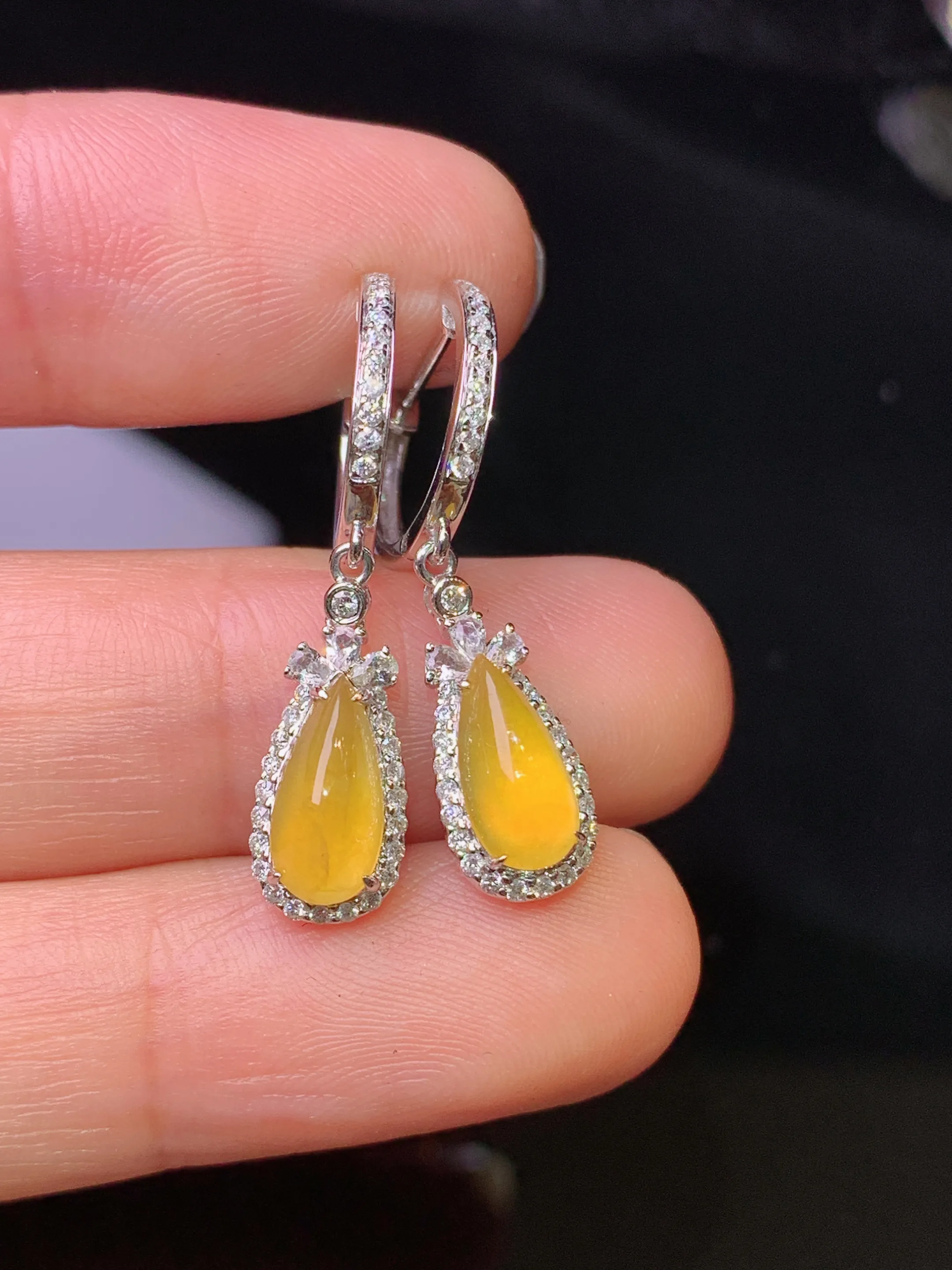 18k金钻镶嵌黄翡水滴耳坠 玉质细腻 色泽清新艳丽 整体尺寸28.8*6.6*5