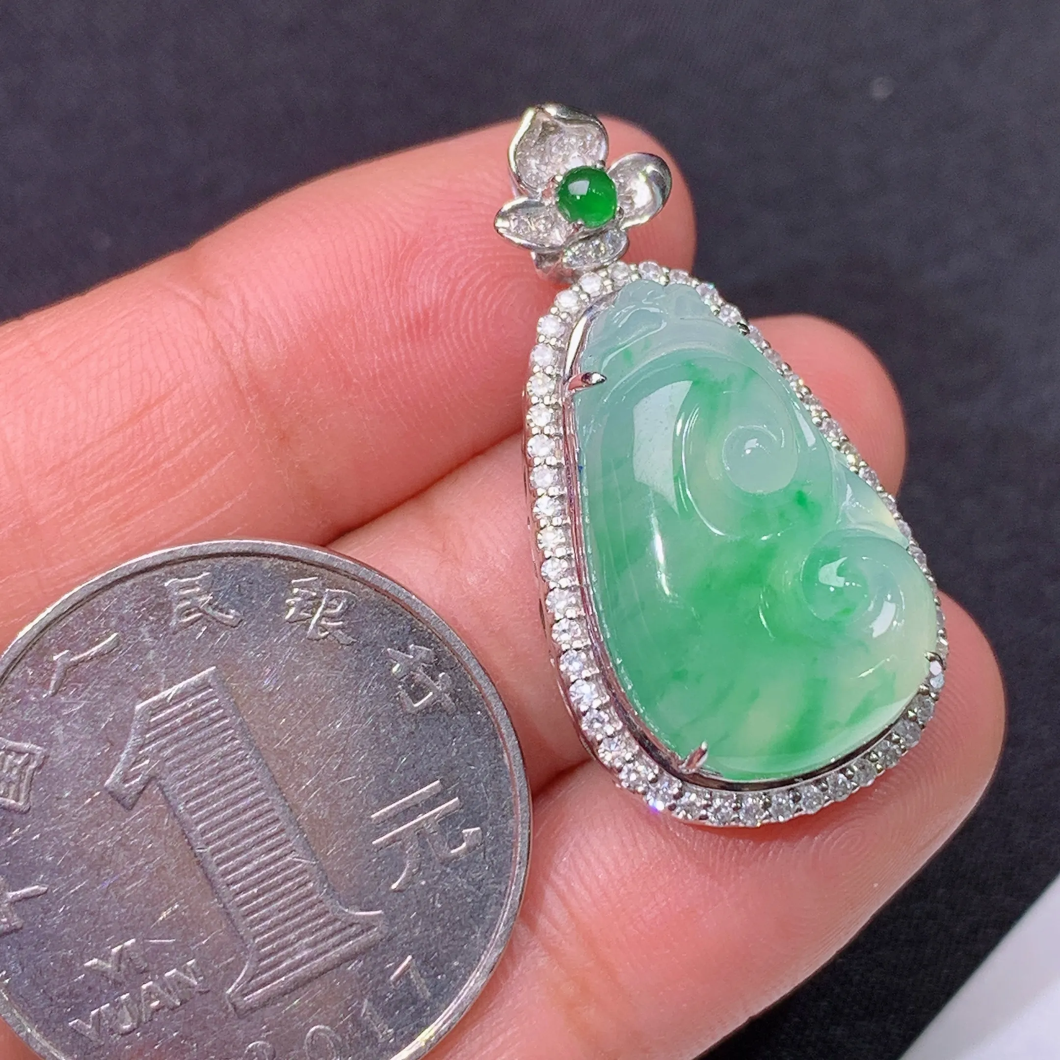 冰飘绿如意吊坠，18k金镶嵌，冰润色阳，玉质细腻，种水足，整体尺寸31.7*16.5*9.7