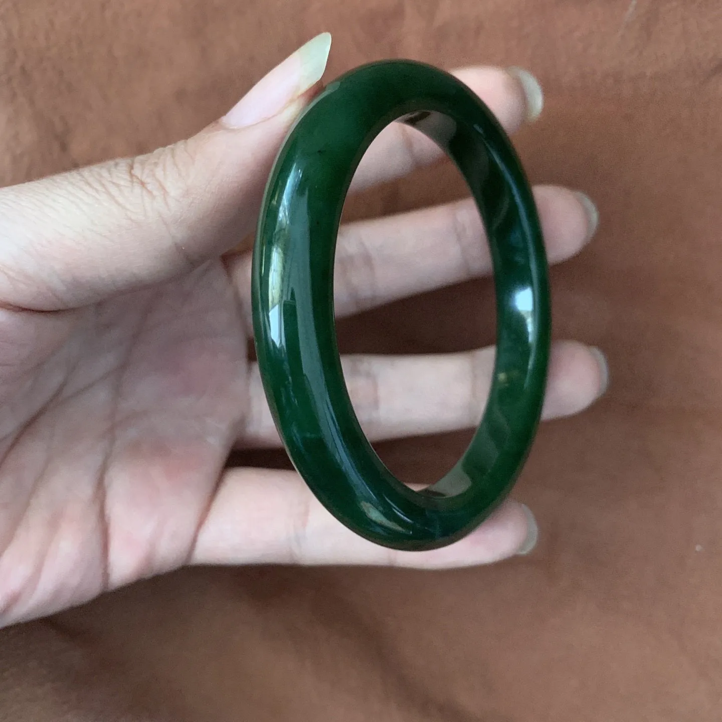 61圈口和田玉碧玉菠菜绿手镯【挽间柔情】，和田玉61圈口菠菜绿手镯，镯型古朴典雅。在诗情画意的雨巷相遇，你是我腕间的一抹风情，有你眸有深情.清风荡漾湖间静水，我愿俯身低眉，在烟波涟漪处寻