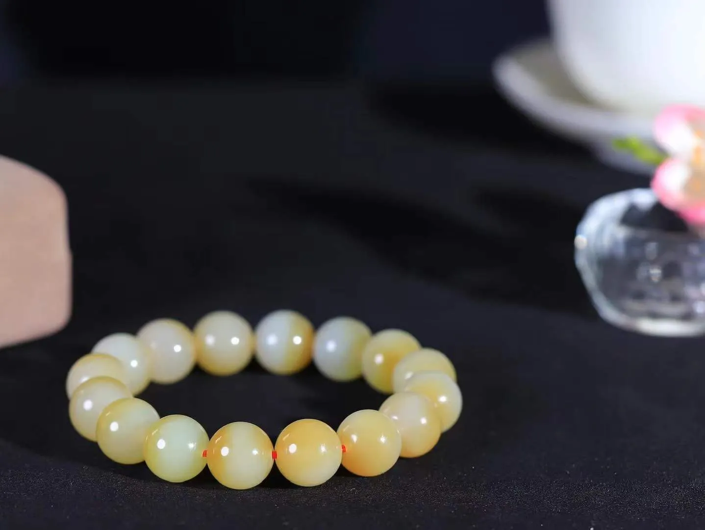 【珠圆玉润.手串】

精品和田玉糖白玉珠圆玉润手串 玉质温润细腻  整串打磨圆润，佩戴舒适。珠珠落玉