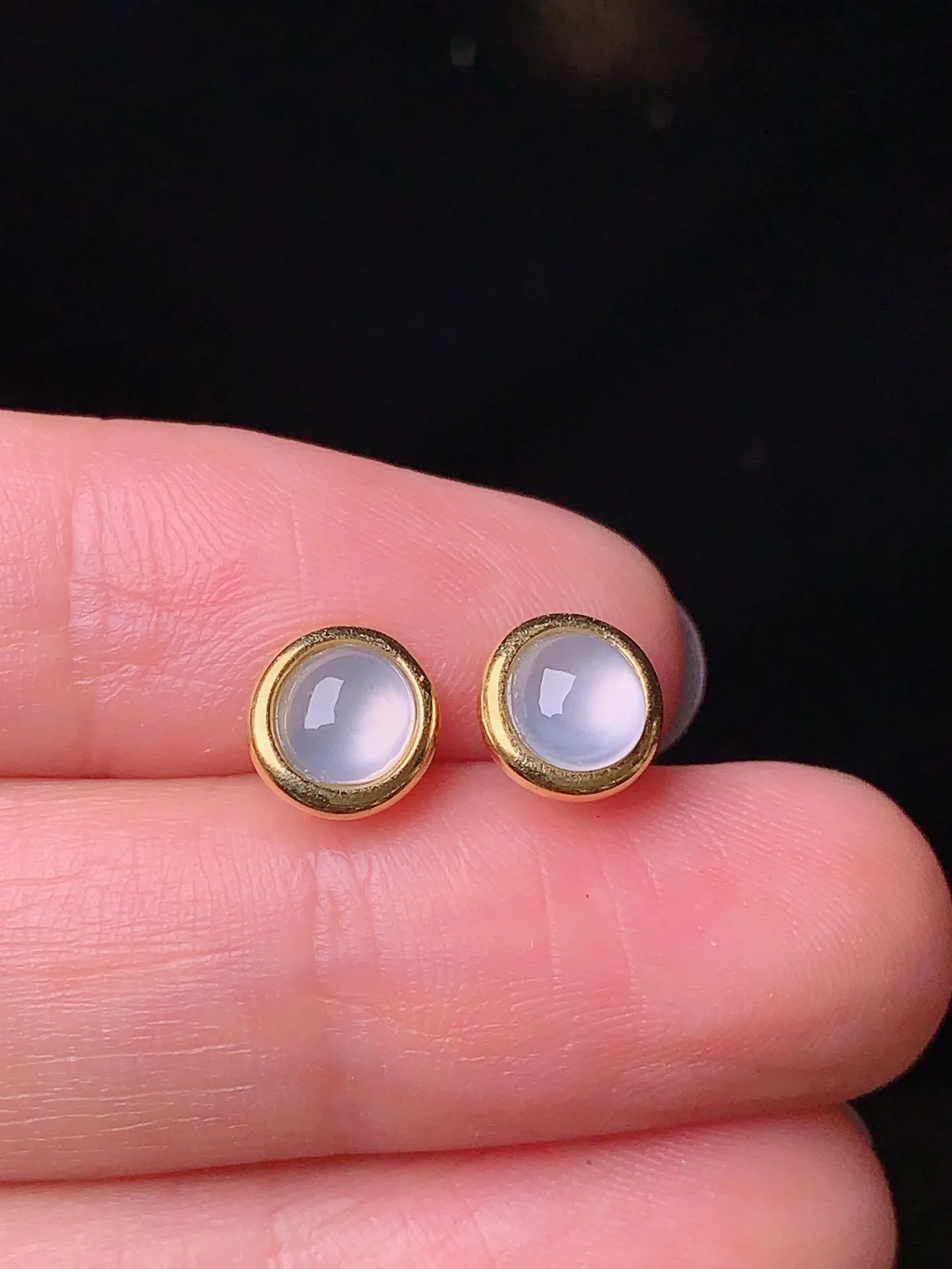 18k金镶嵌冰种蛋面耳钉 玉质细腻 色泽清新  整体尺寸7.2*6.8*3.8