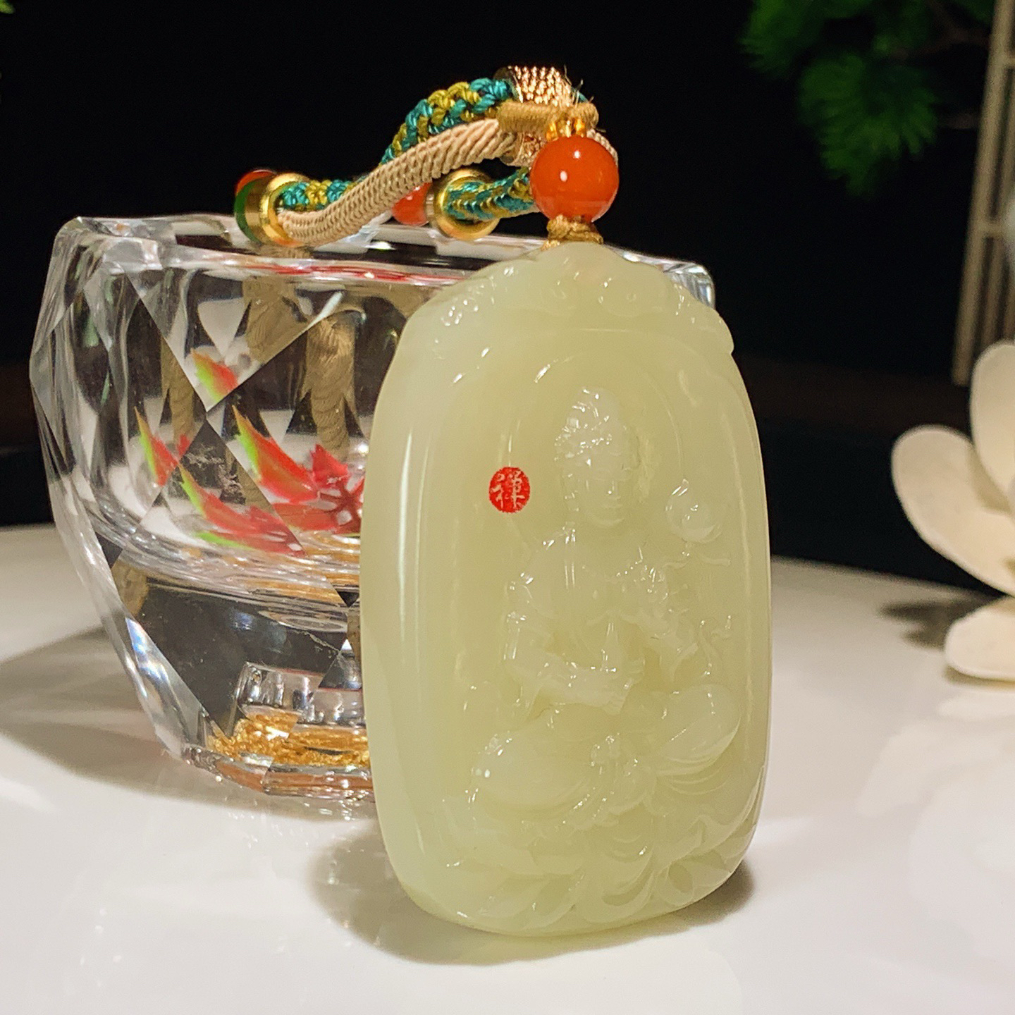 新疆若羌黄口料坐莲观音牌挂件。尺寸53/37/10重46.6克。玉质细腻油润。手推出油。佩戴高端典雅。lt251128