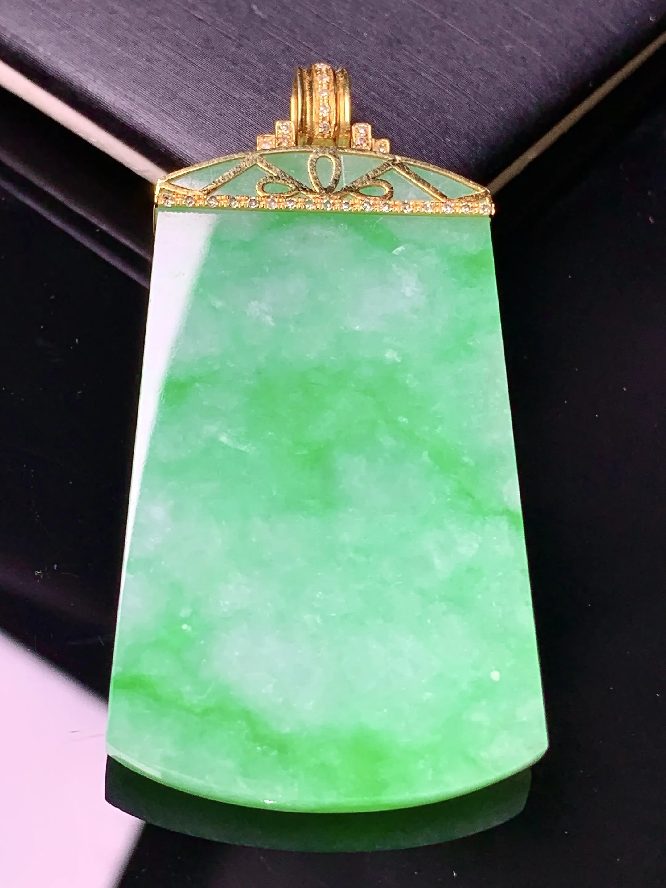 18k金钻镶嵌翠绿无事牌吊坠 玉质细腻 色泽清新艳丽 整体尺寸54.5*27.3*3.8