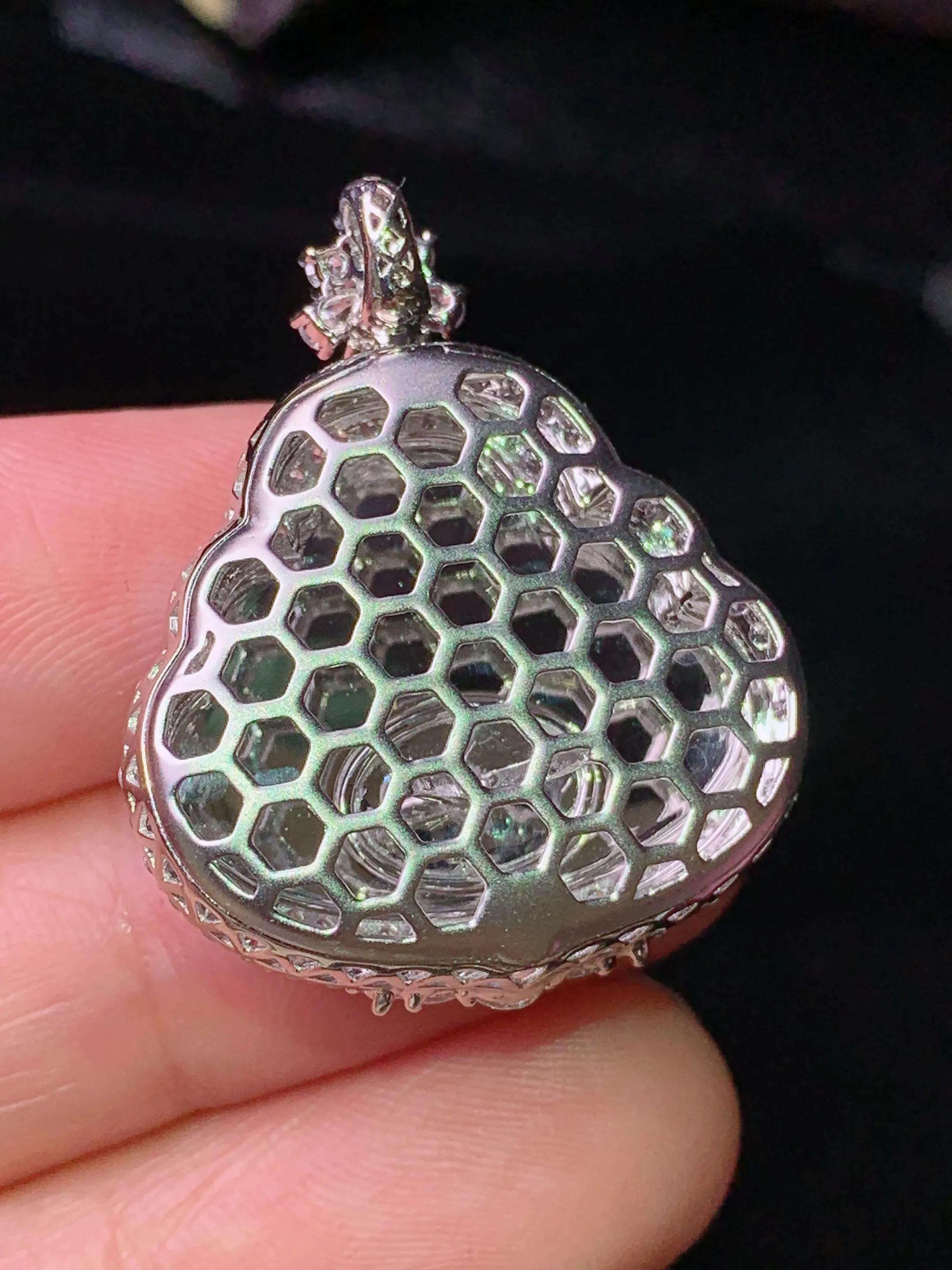 18k金钻镶嵌冰种飘绿佛公吊坠 玉质细腻 色泽清新艳丽 整体尺寸30*24.5*10