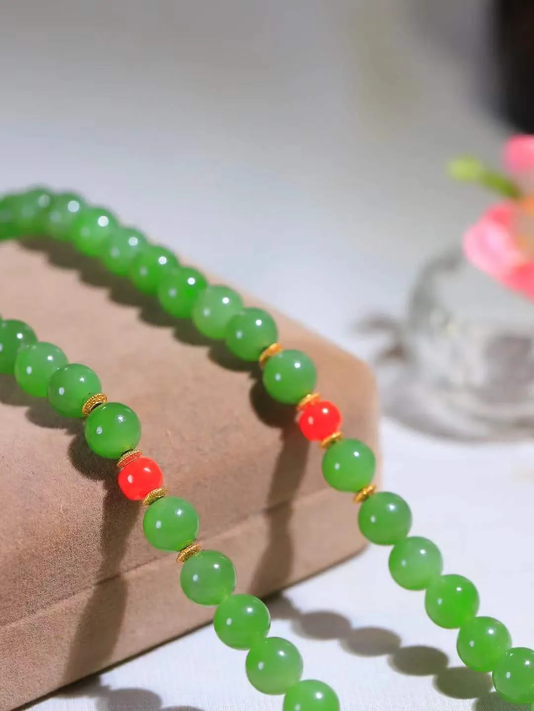 【链.108】

精品️和田玉碧玉圆珠108挂链 玉质温润细腻 油性十足 佩戴舒适。珠珠落玉盘，间关莺语花底滑，一生美好时光，无论身在何处，都有它相伴相守。事事顺遂，幸福美满，吉祥如意。重108.5克 尺寸取一8.1mm FDT-781103093