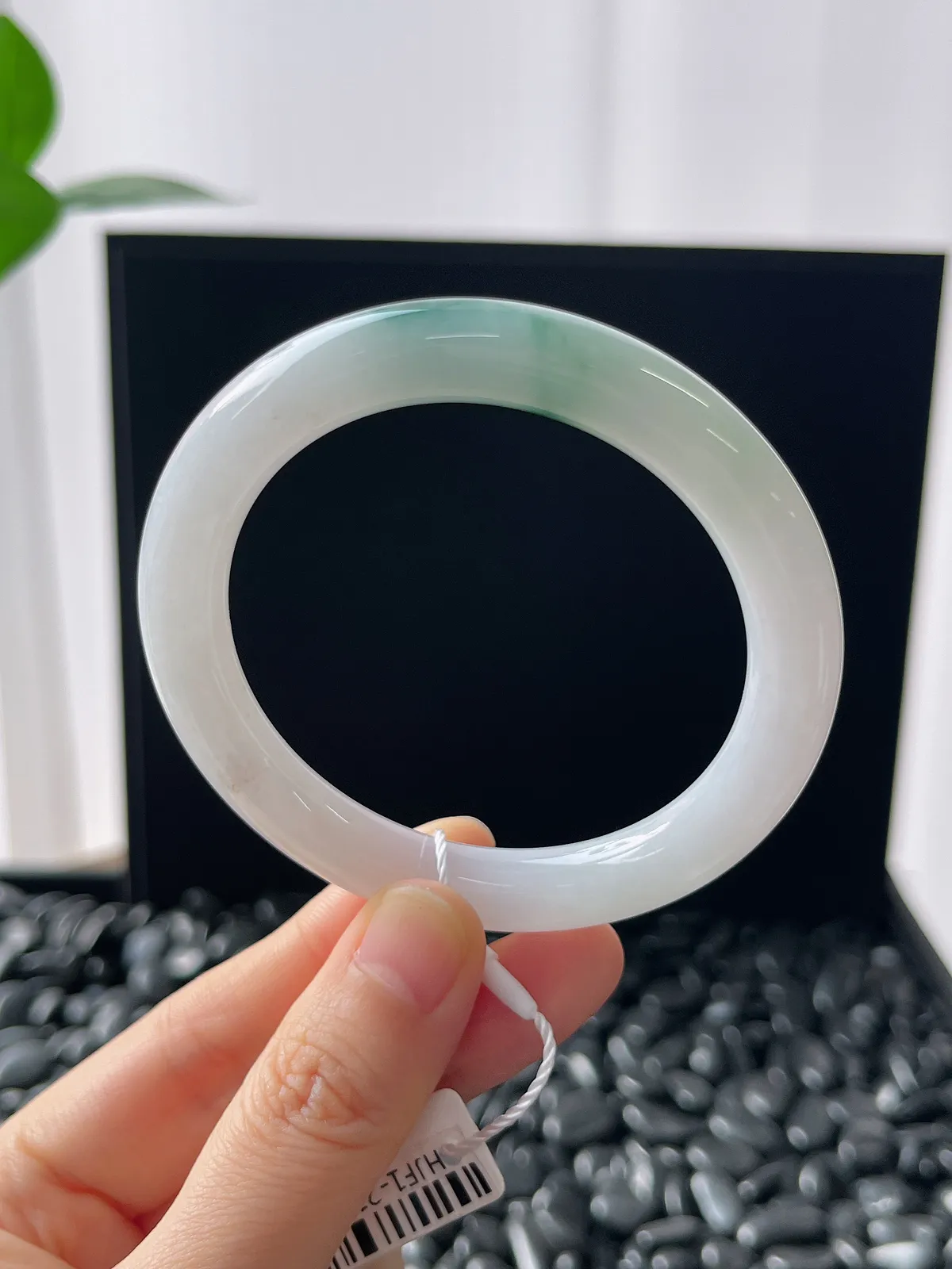 圆镯52.4圈口，翡翠糯化种飘花手镯