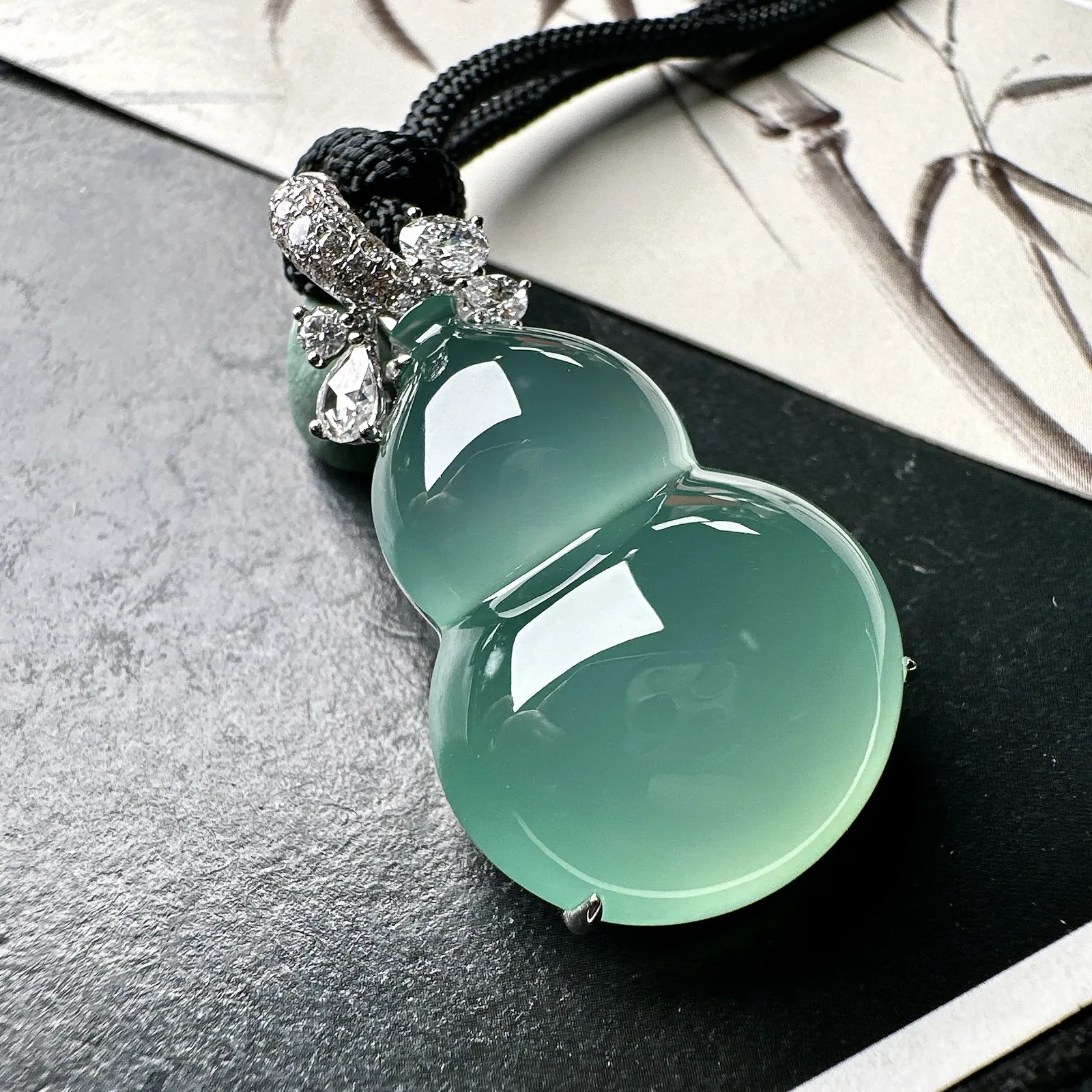 【冰种晴绿葫芦吊坠】质地细腻，冰润起光，胶感强烈，冰感明显，18K金钻精美镶嵌，裸石尺寸28.6*20.7*10.4毫米