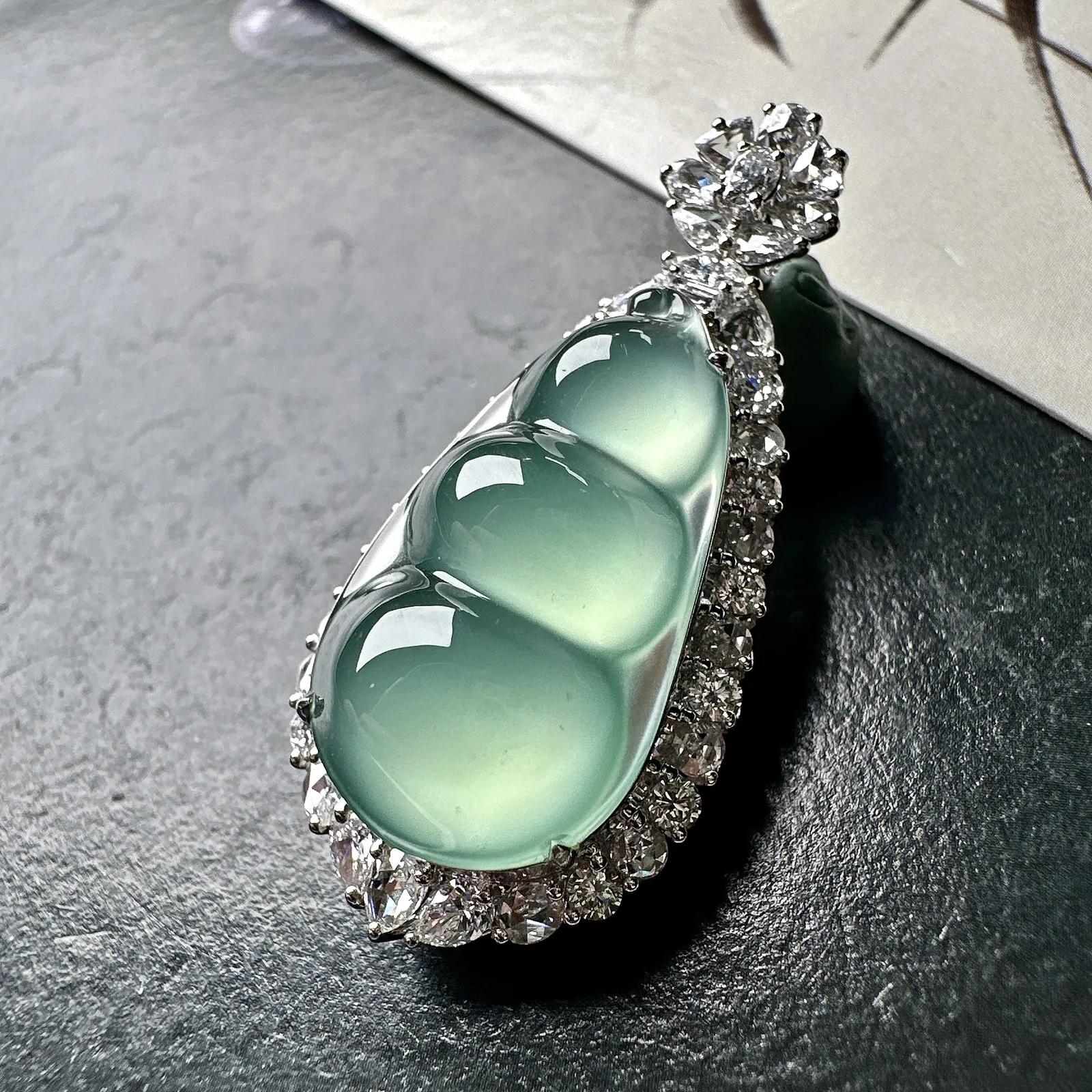 【玻璃种晴蓝福豆吊坠】起钢光，种地上乘，冰感十足，通透起光，饱满圆润，收藏品质，18k金钻镶嵌，裸石尺寸23.9*13.9*6.2毫米