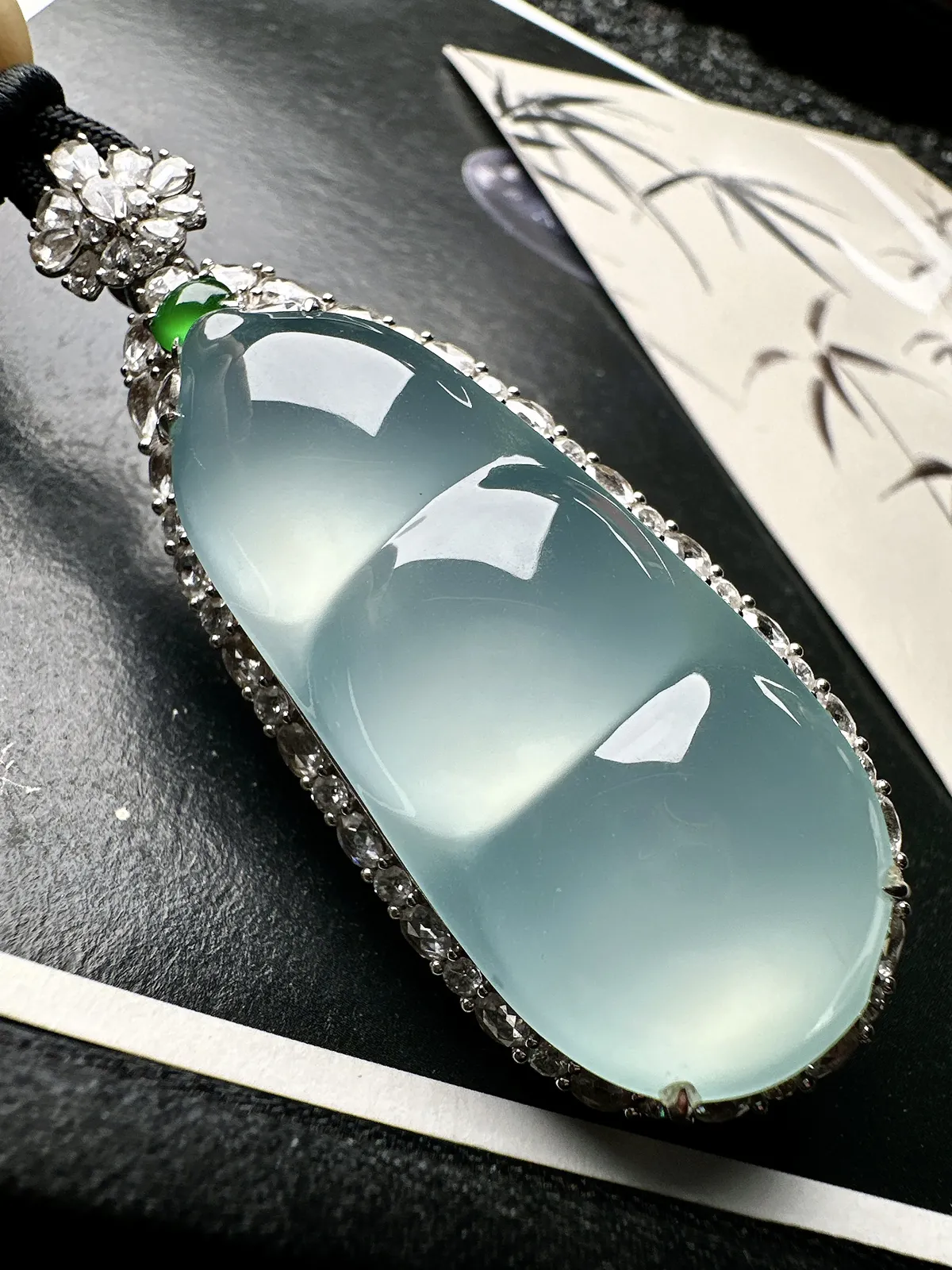 【冰种巨无霸福豆吊坠】天空蓝老料，起钢光，种地上乘，冰感十足，通透起光，饱满圆润，收藏品质，18k金钻镶嵌，裸石尺寸46.7*20.5*8毫米