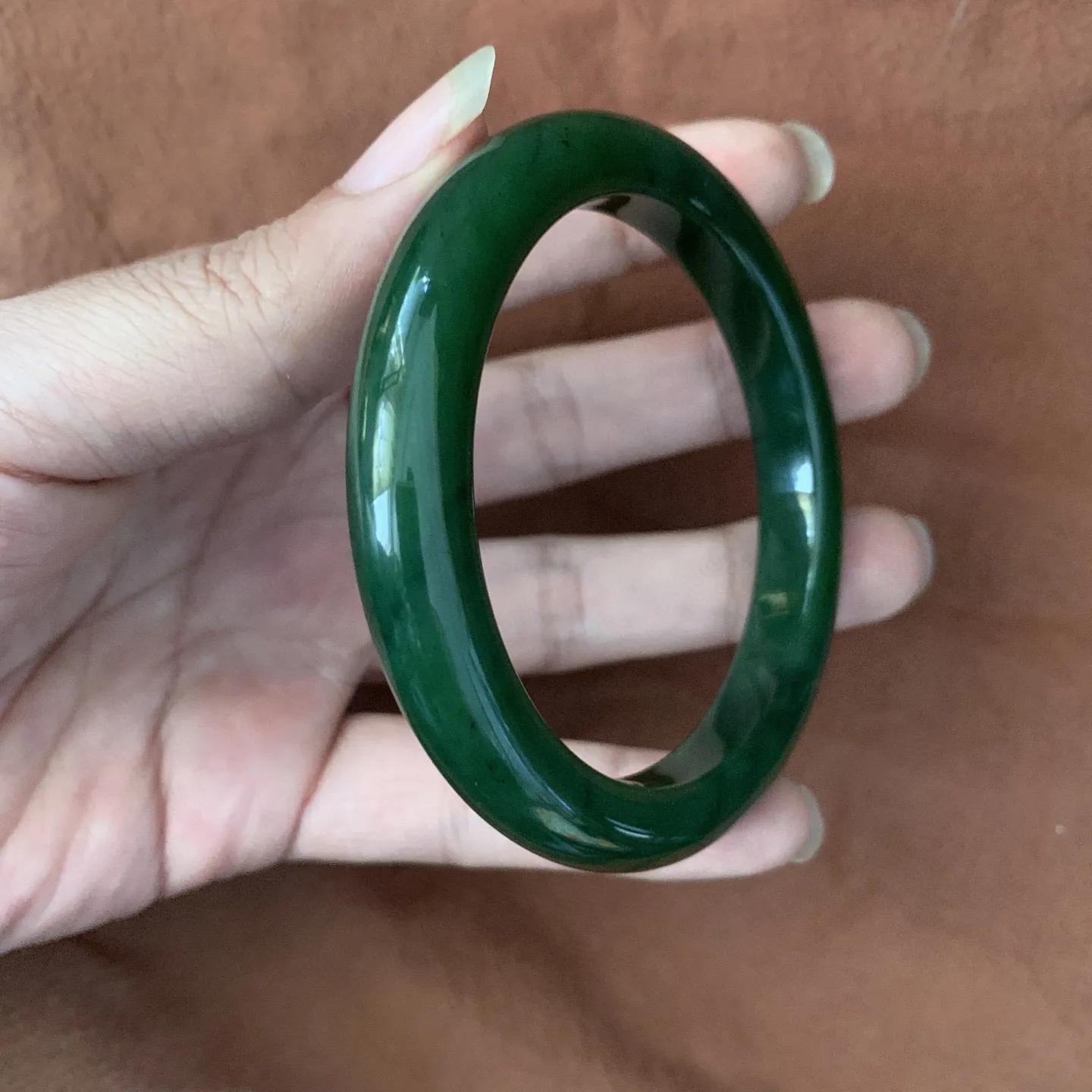 61圈口和田玉碧玉菠菜绿手镯【挽间柔情】，和田玉61圈口菠菜绿手镯，镯型古朴典雅。在诗情画意的雨巷相