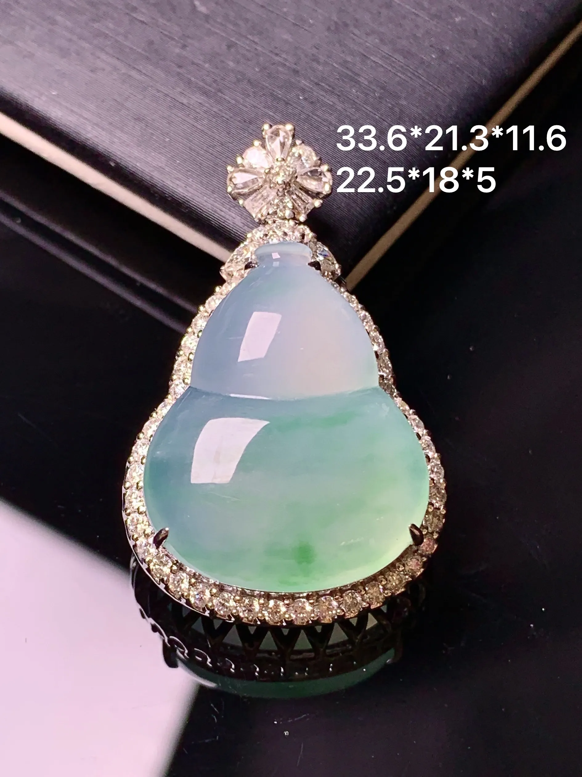 18k金钻镶嵌冰种葫芦吊坠 玉质细腻 色泽清新艳丽 整体尺寸33.6*21.3*11.6