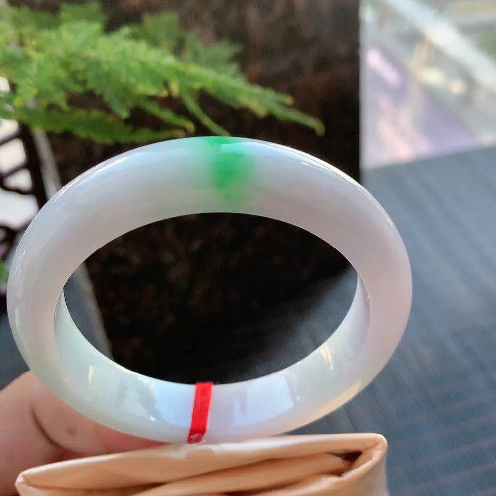 正圈冰糯阳绿 无瑕 尺寸:55.4/12.4/8.7 色好