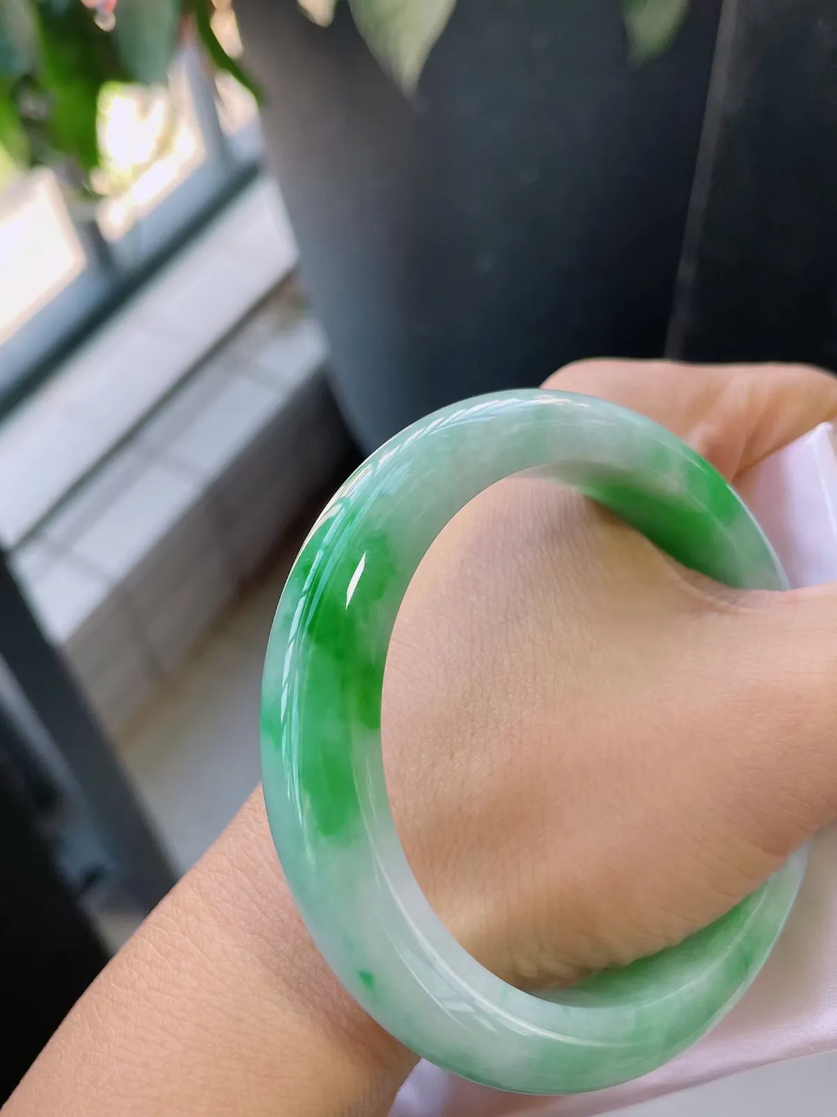 【翡翠名称】老种飘阳绿58正圈口翡翠手镯
【翡翠尺寸】58-12.6-9.8mm适合57-59正圈口佩戴  宝贝是自然光实拍哈
【翡翠描述】缅甸天然翡翠A货，种老水足，玉质细腻，色泽靓丽，性价比高，佩戴效果好！